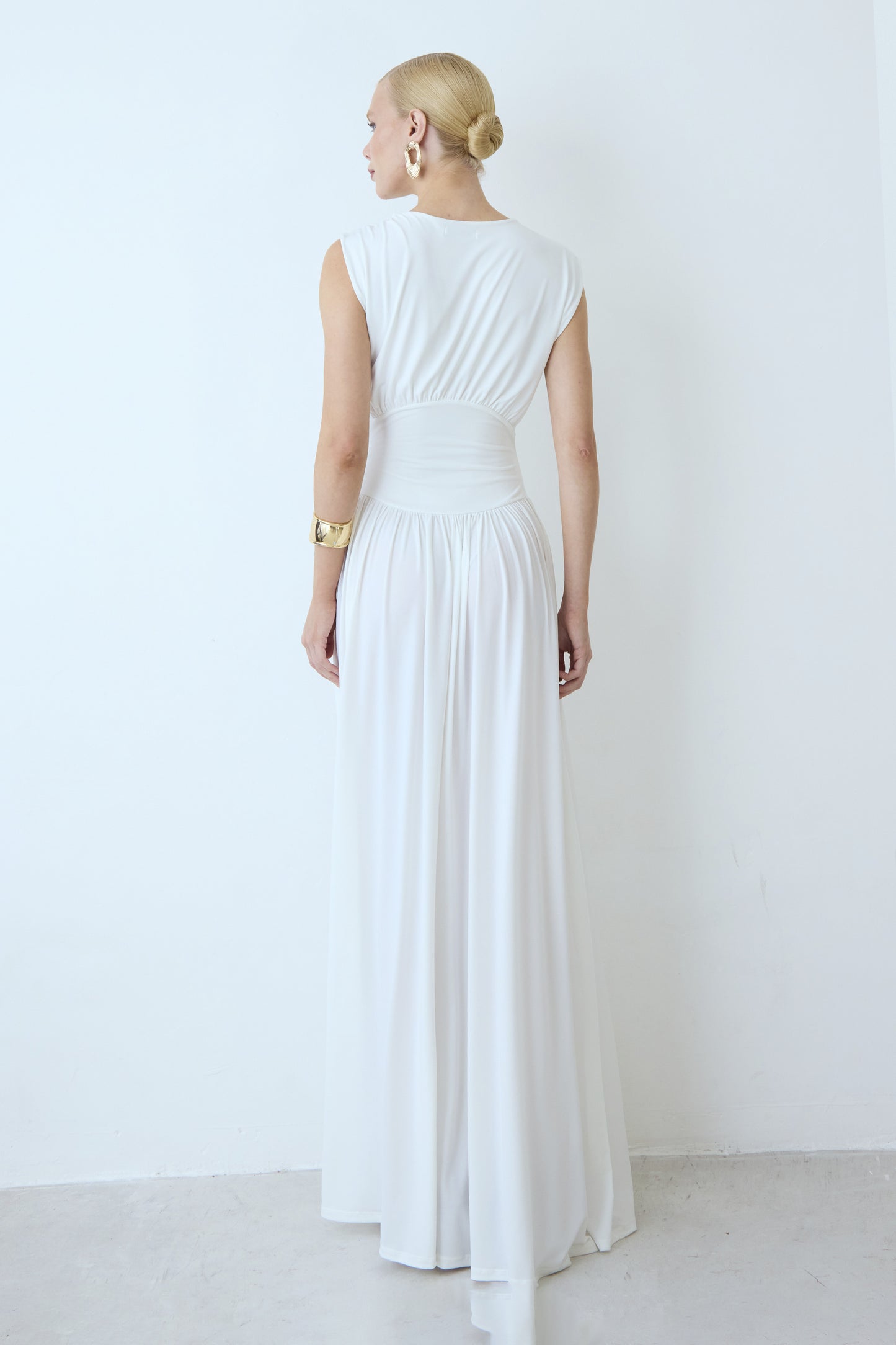 VESTIDO LONGO ACINTURADO DECOTE V PROFUNDO BARRA FLUIDA OFF WHITE