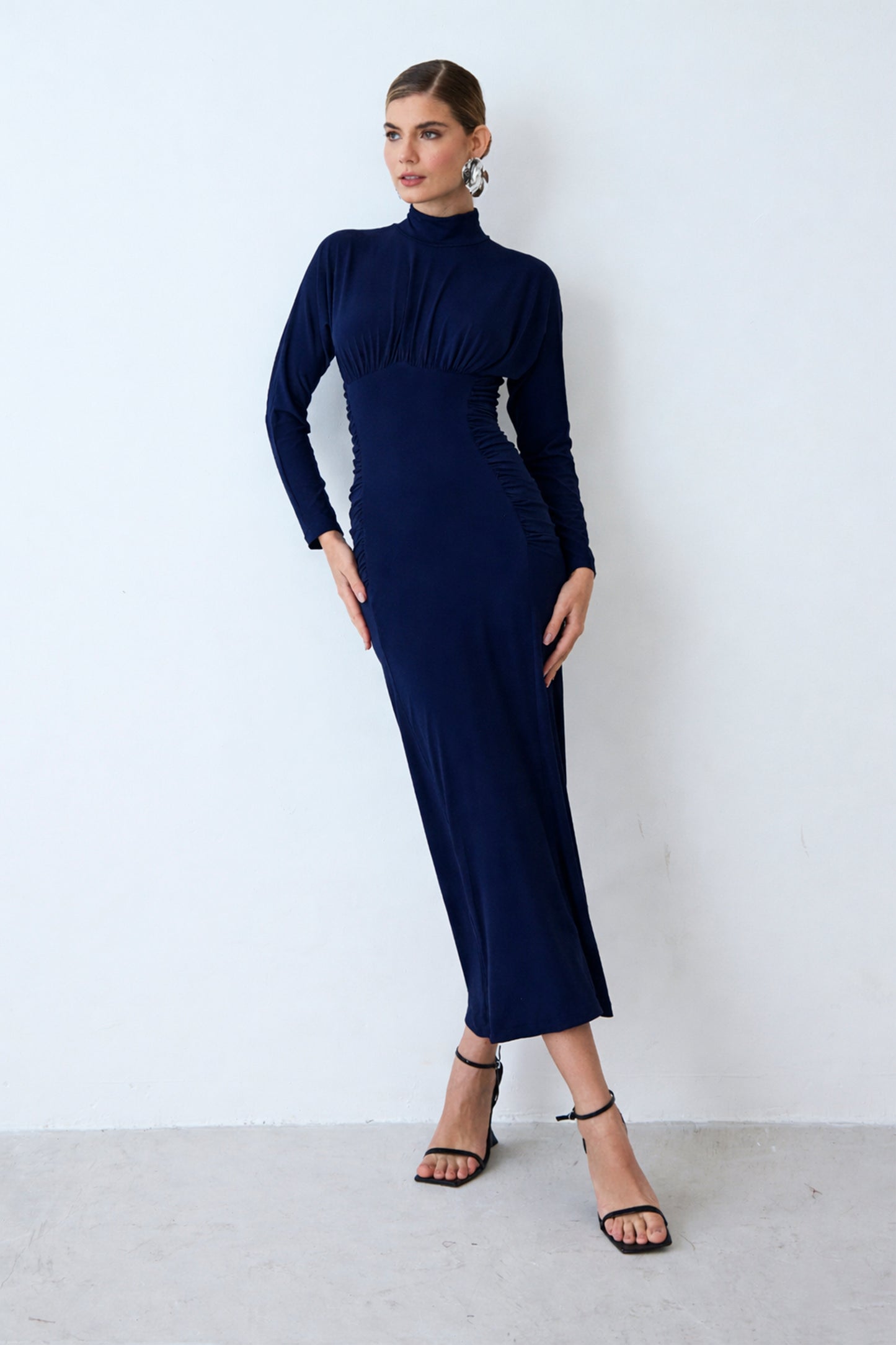 VESTIDO MIDI GOLA ALTA FRANZIDOS LATERAIS E COSTAS AZUL MARINHO