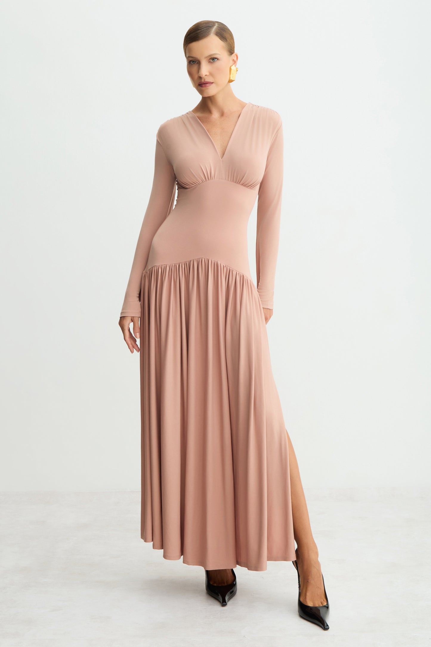 VESTIDO MIDI ALONGADO ACINTURADO BARRA AMPLA DECOTE V MOCHA MOUSSE