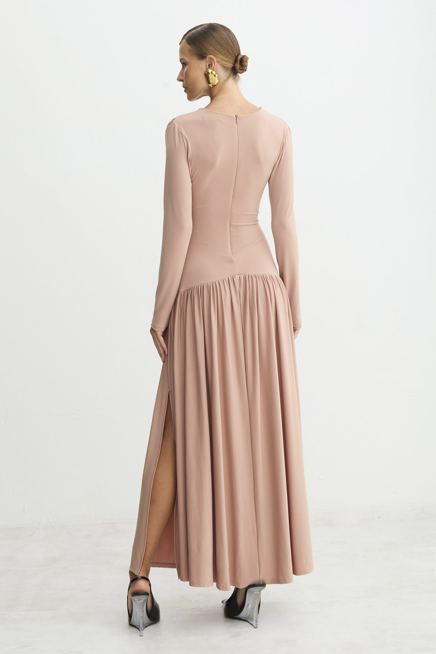 VESTIDO MIDI ALONGADO ACINTURADO BARRA AMPLA DECOTE V MOCHA MOUSSE