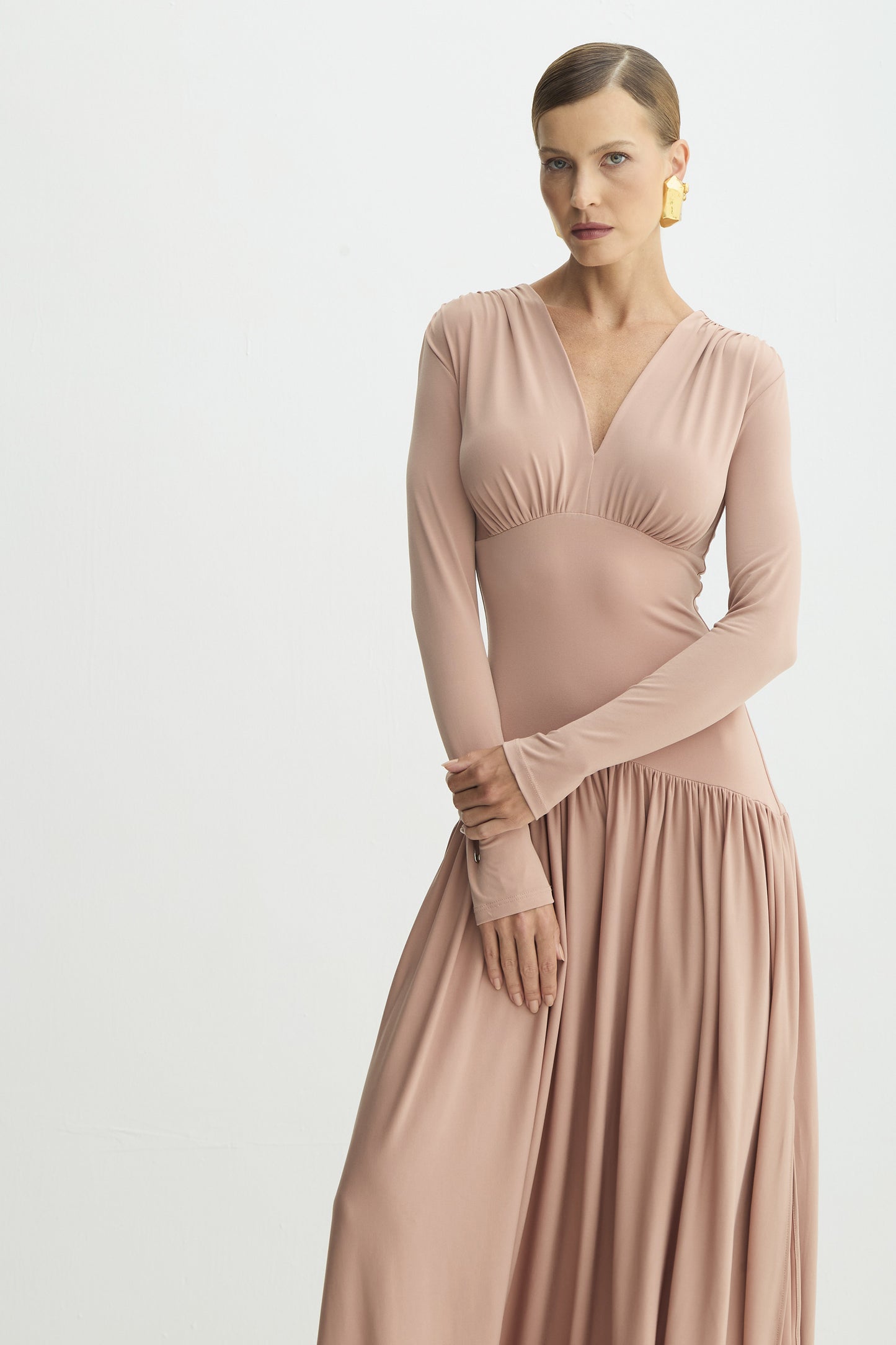 VESTIDO MIDI ALONGADO ACINTURADO BARRA AMPLA DECOTE V MOCHA MOUSSE