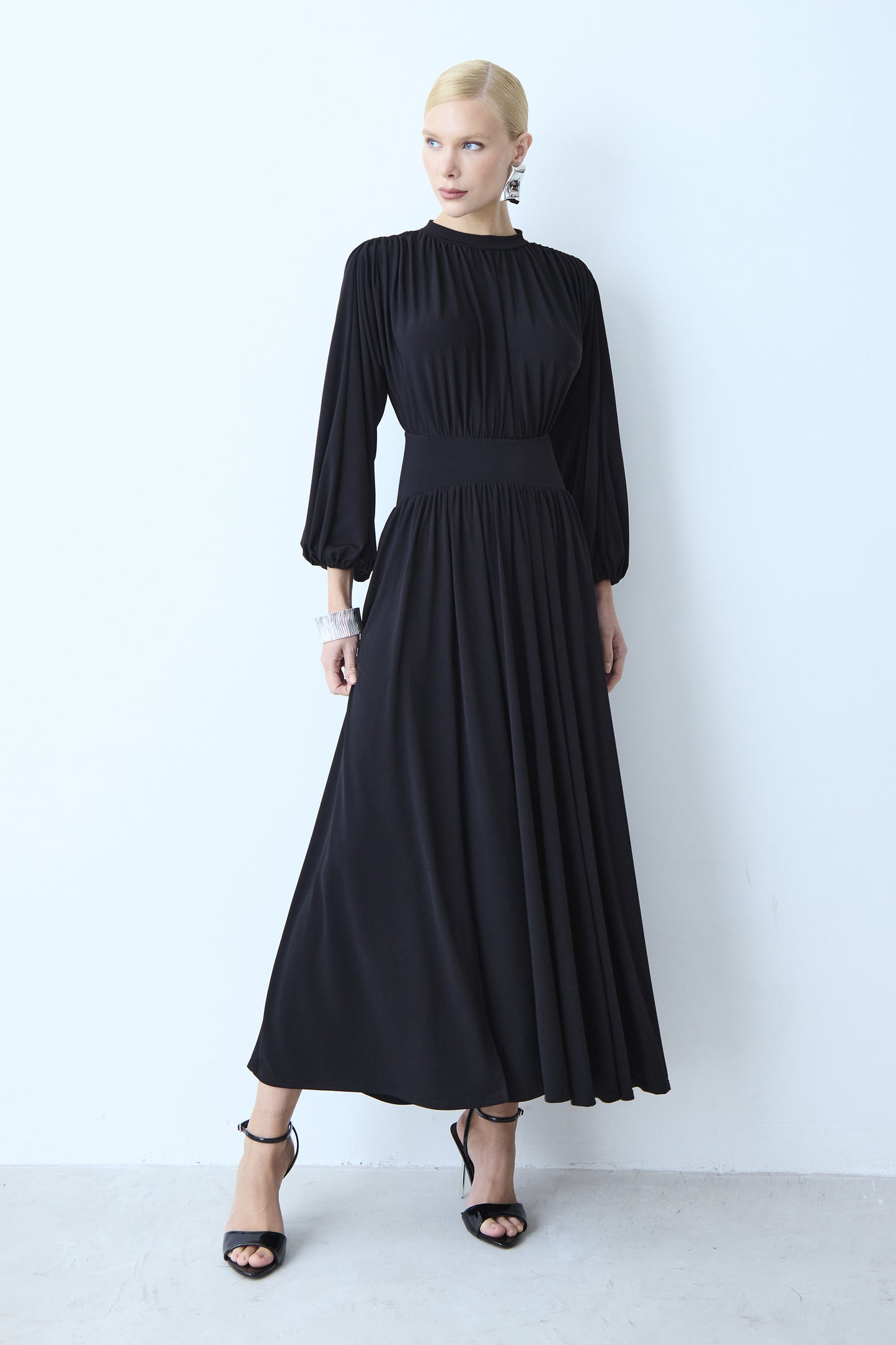 VESTIDO MIDI MANGAS BUFANTES COS LARGO BARRA FLUIDA PRETO