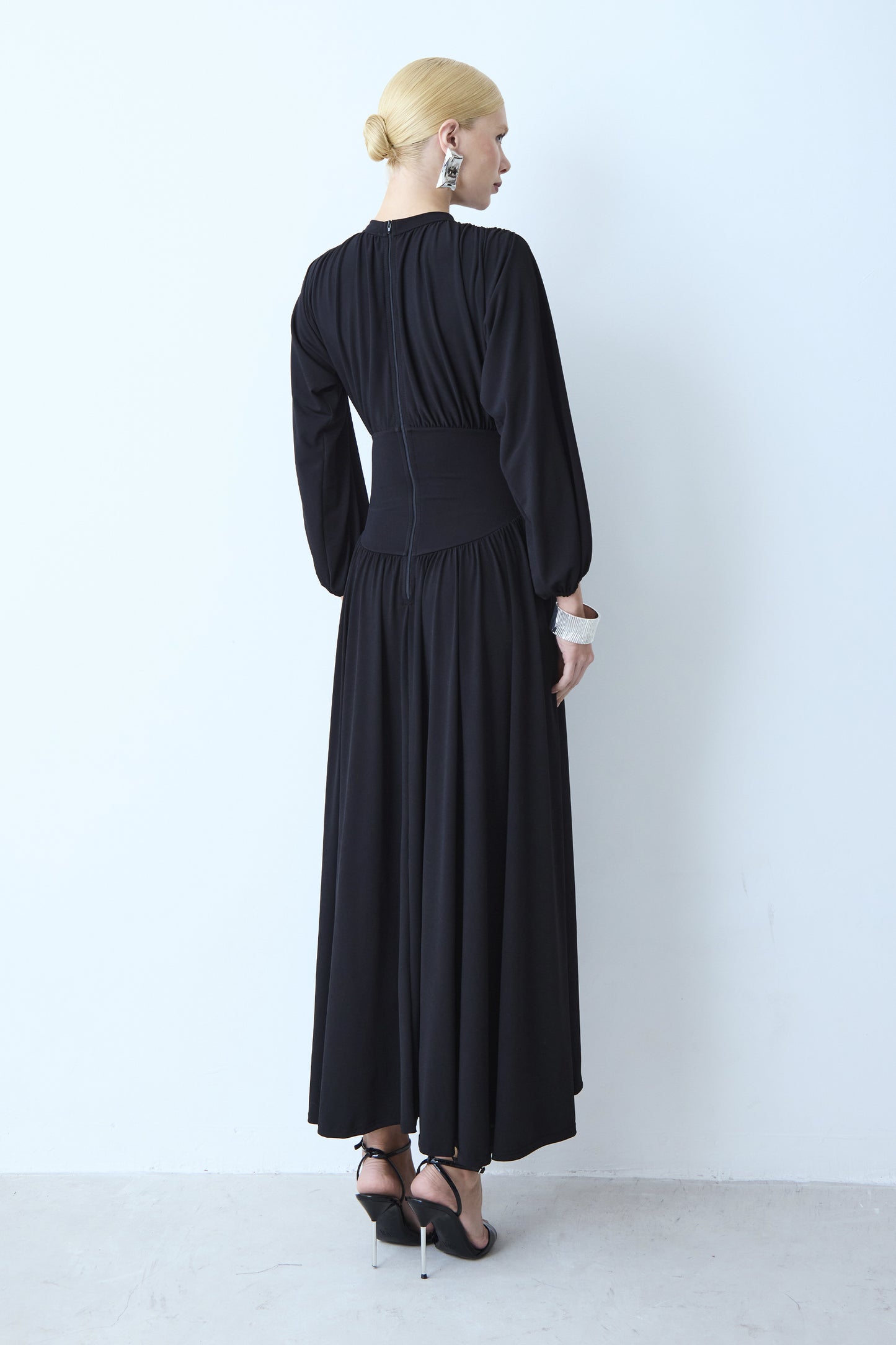 VESTIDO MIDI MANGAS BUFANTES COS LARGO BARRA FLUIDA PRETO