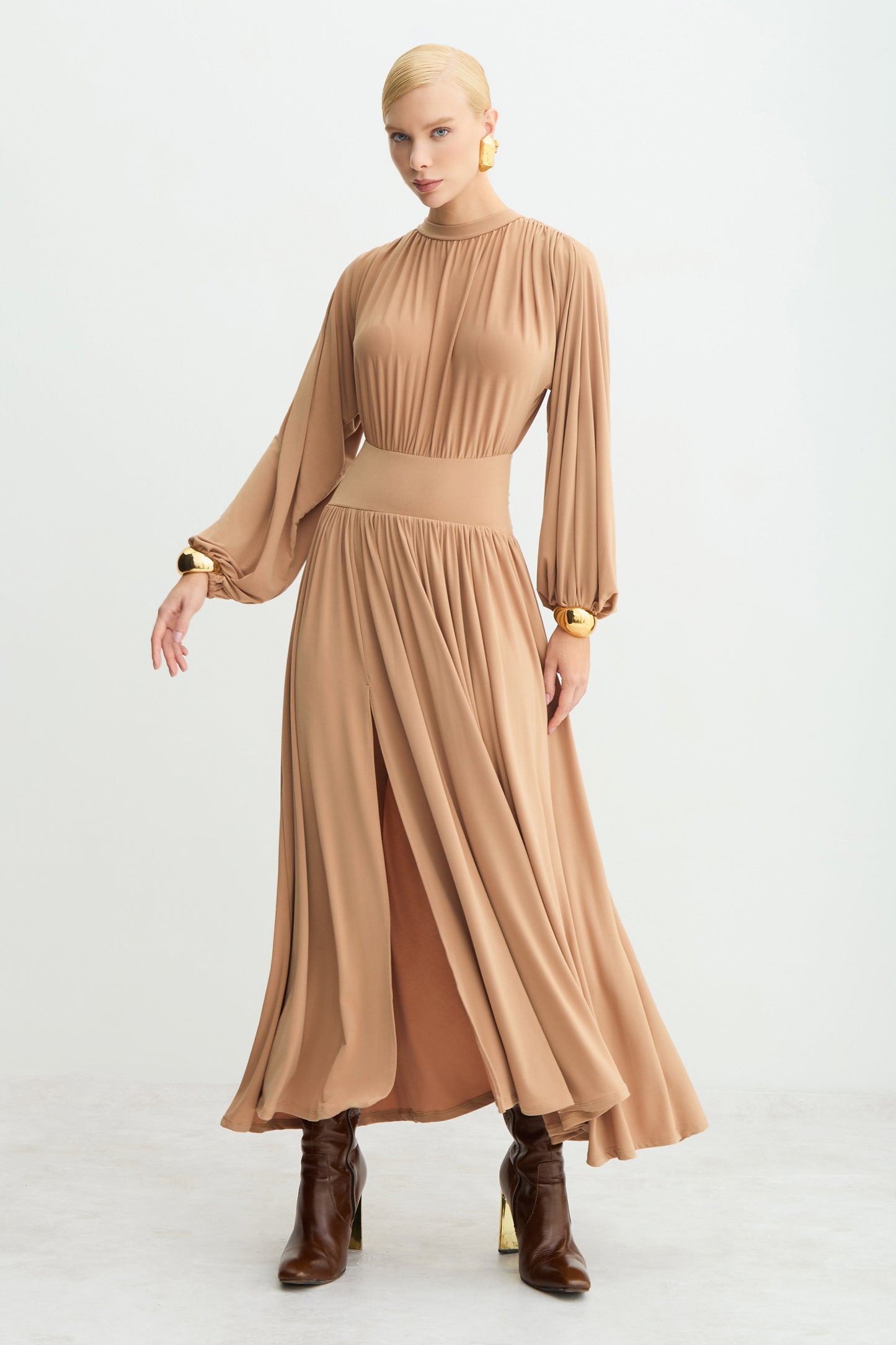 VESTIDO MIDI MANGAS BUFANTES COS LARGO BARRA FLUIDA BEGE CAMELO