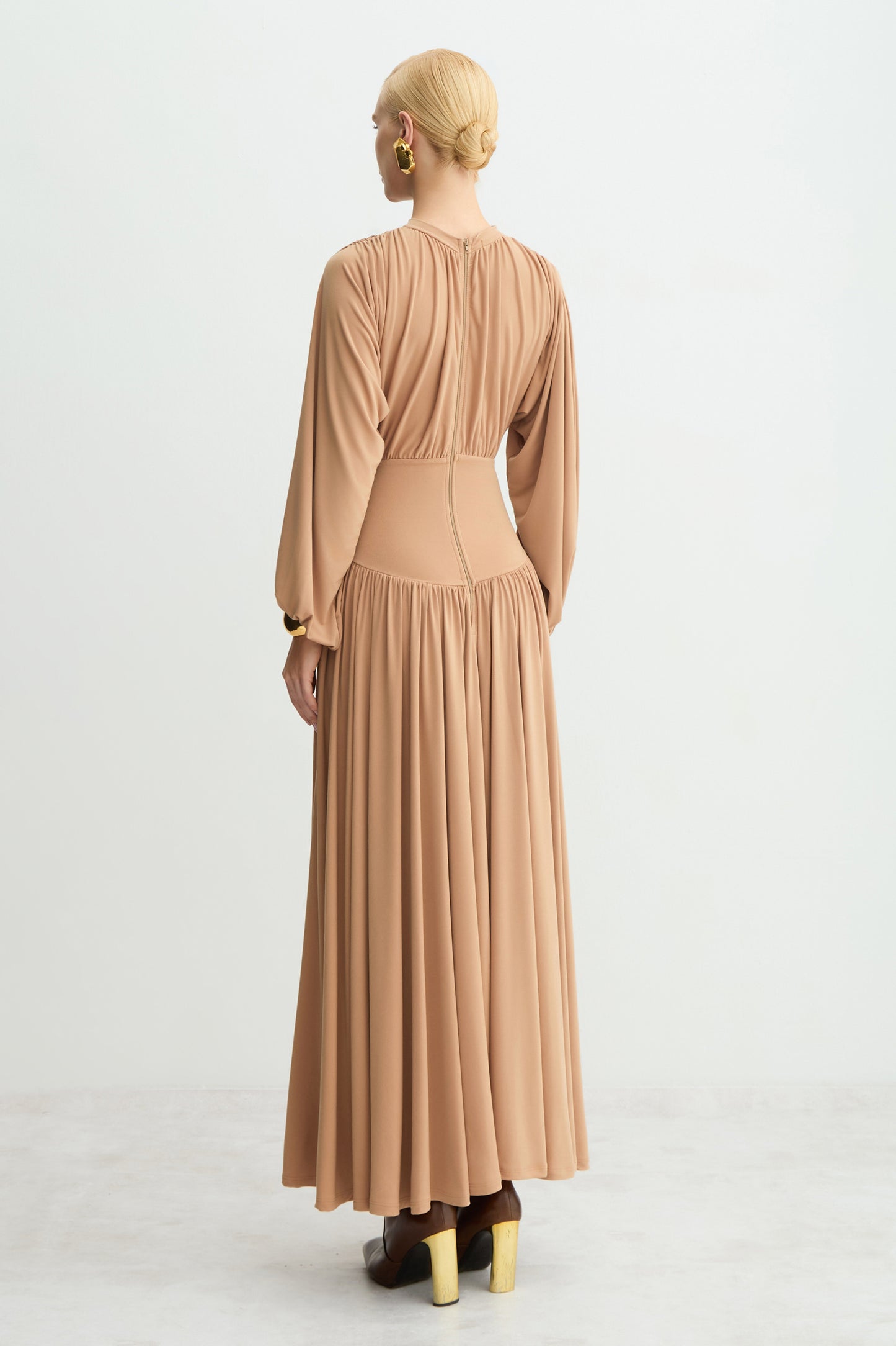 VESTIDO MIDI MANGAS BUFANTES COS LARGO BARRA FLUIDA BEGE CAMELO