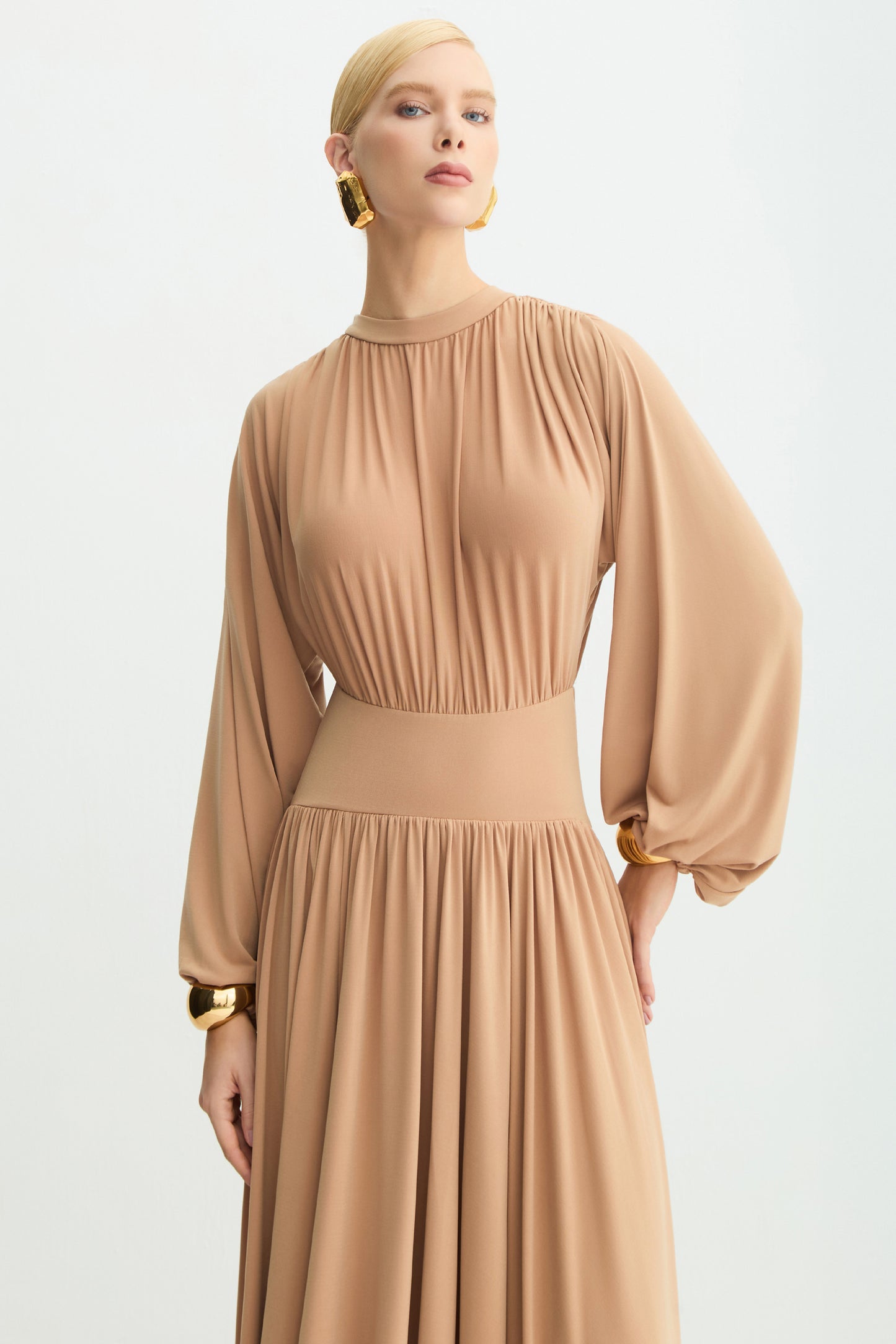 VESTIDO MIDI MANGAS BUFANTES COS LARGO BARRA FLUIDA BEGE CAMELO