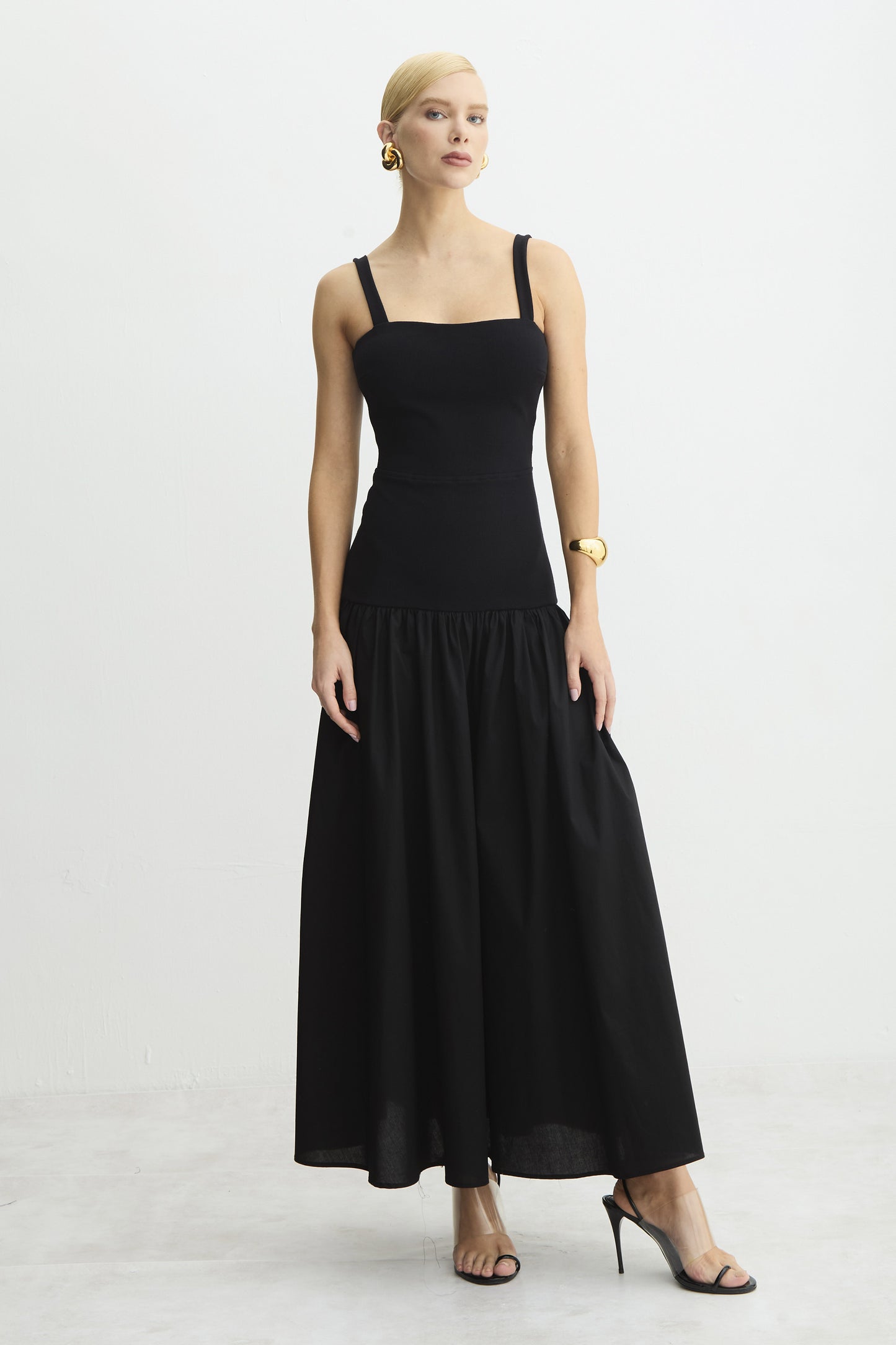VESTIDO MIDI CORPO AJUSTADO E ALONGADO COM SAIA AMPLA PRETO
