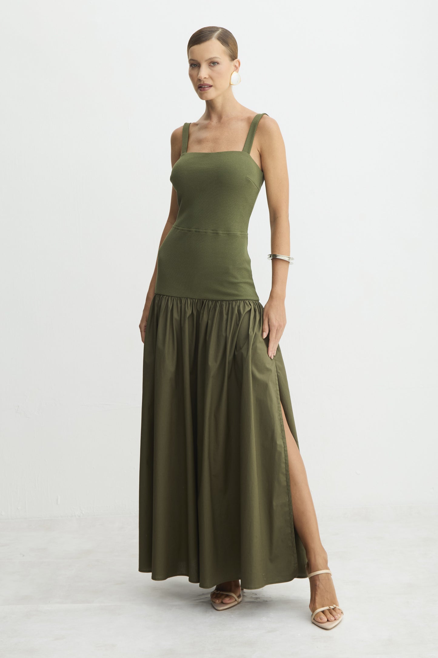 VESTIDO MIDI CORPO AJUSTADO E ALONGADO COM SAIA AMPLA VERDE MILITAR