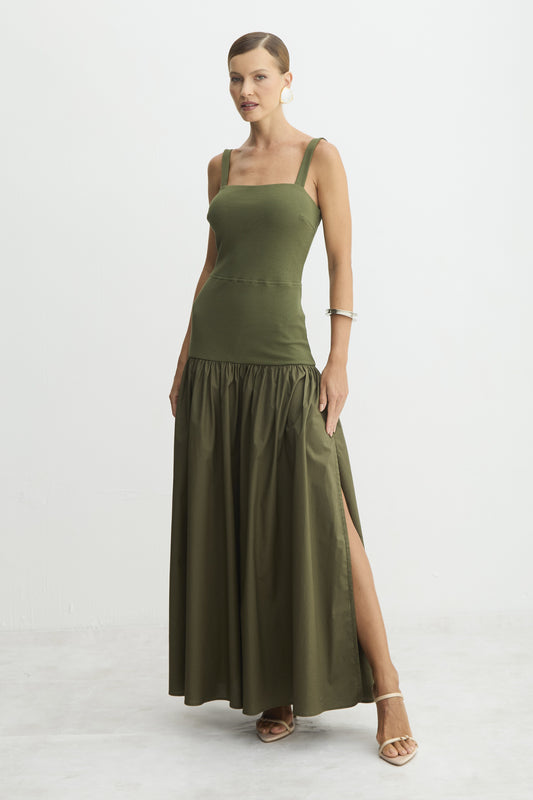 VESTIDO MIDI CORPO AJUSTADO E ALONGADO COM SAIA AMPLA VERDE MILITAR