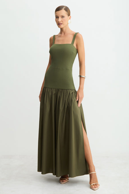 VESTIDO MIDI CORPO AJUSTADO E ALONGADO COM SAIA AMPLA VERDE MILITAR