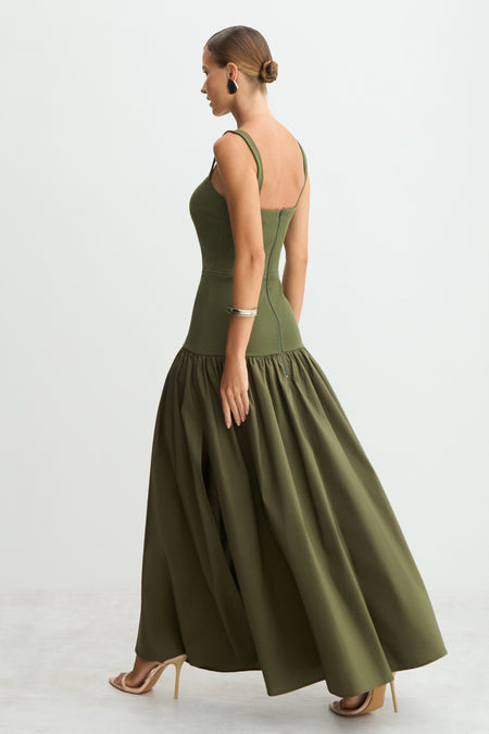 VESTIDO MIDI CORPO AJUSTADO E ALONGADO COM SAIA AMPLA VERDE MILITAR
