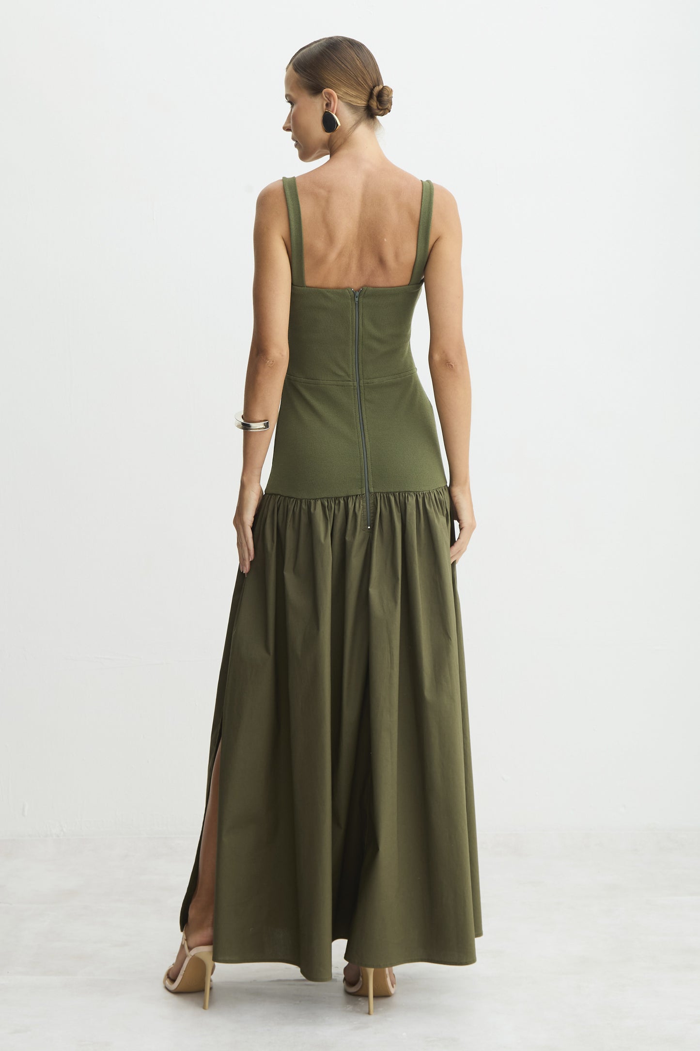 VESTIDO MIDI CORPO AJUSTADO E ALONGADO COM SAIA AMPLA VERDE MILITAR