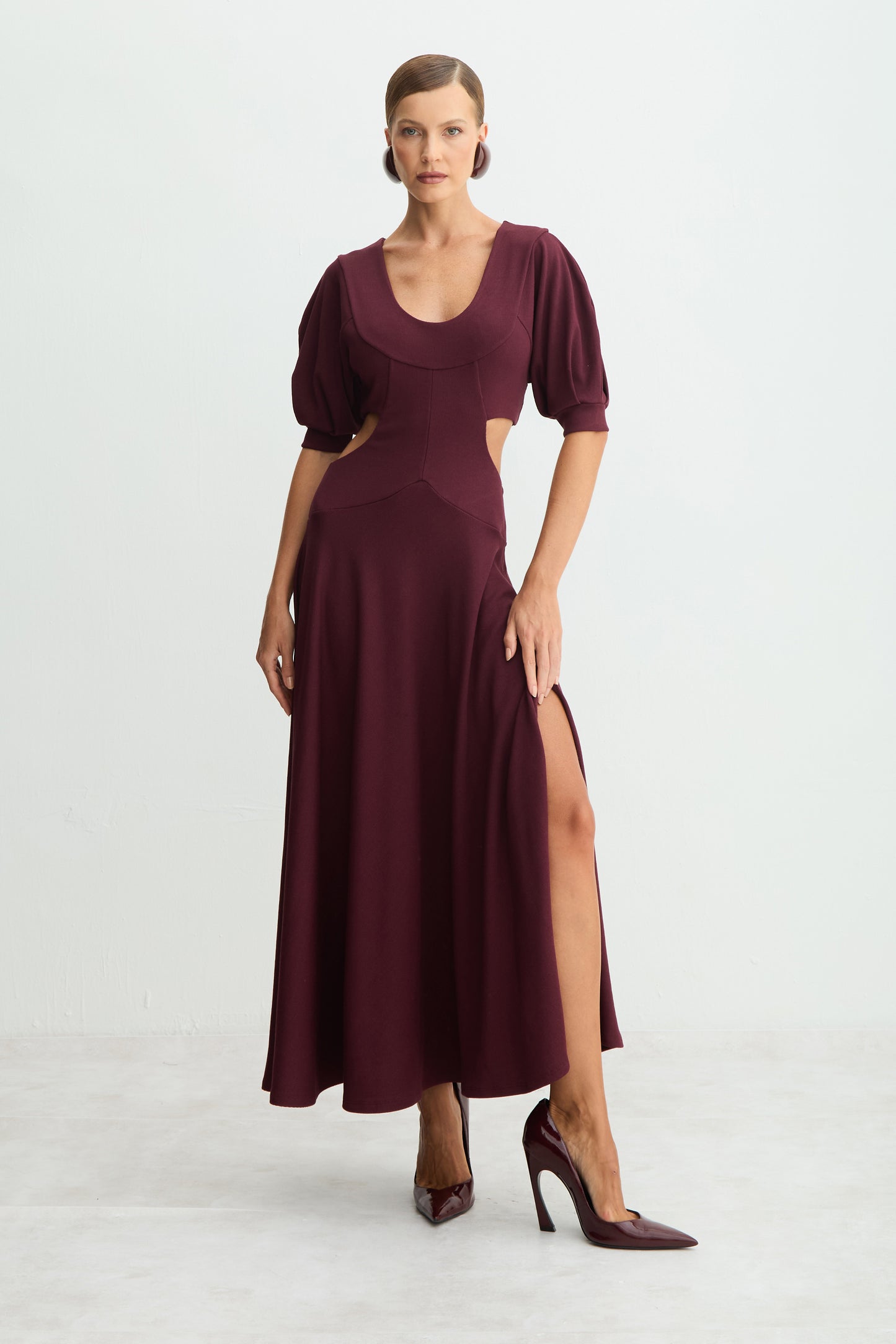 VESTIDO MIDI MANGAS CURTAS AMPLAS ABERTURAS LATERAIS VINHO