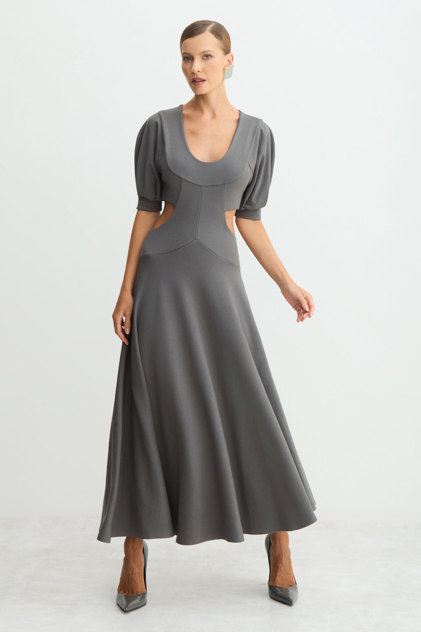 VESTIDO MIDI MANGAS CURTAS AMPLAS ABERTURAS LATERAIS CINZA
