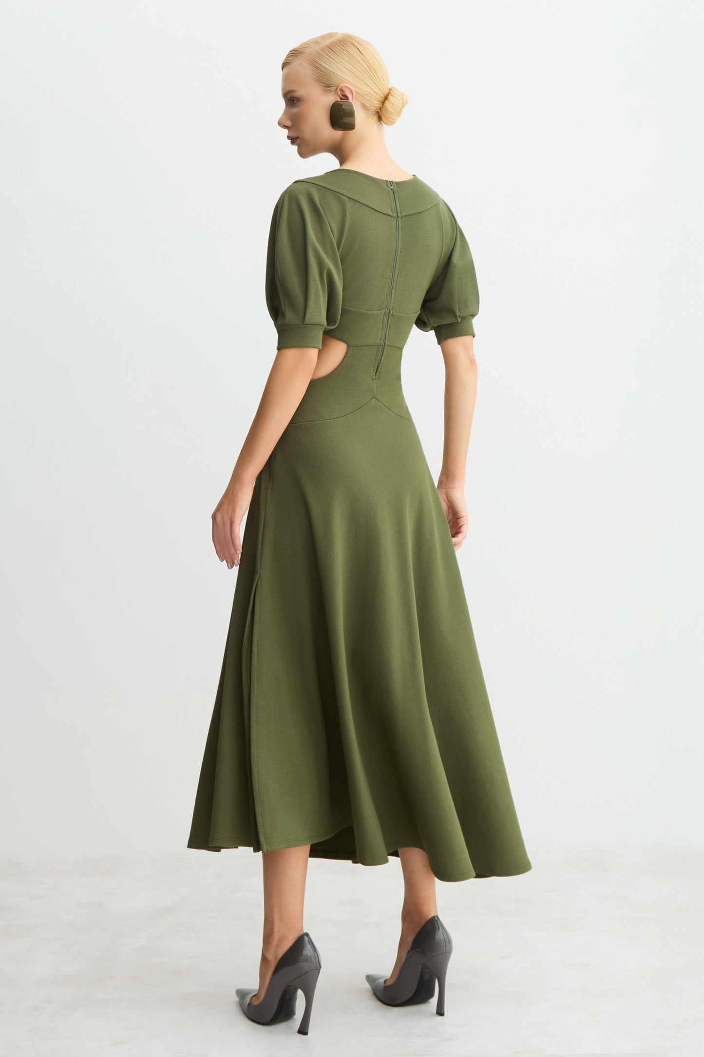 VESTIDO MIDI MANGAS CURTAS AMPLAS ABERTURAS LATERAIS VERDE MILITAR