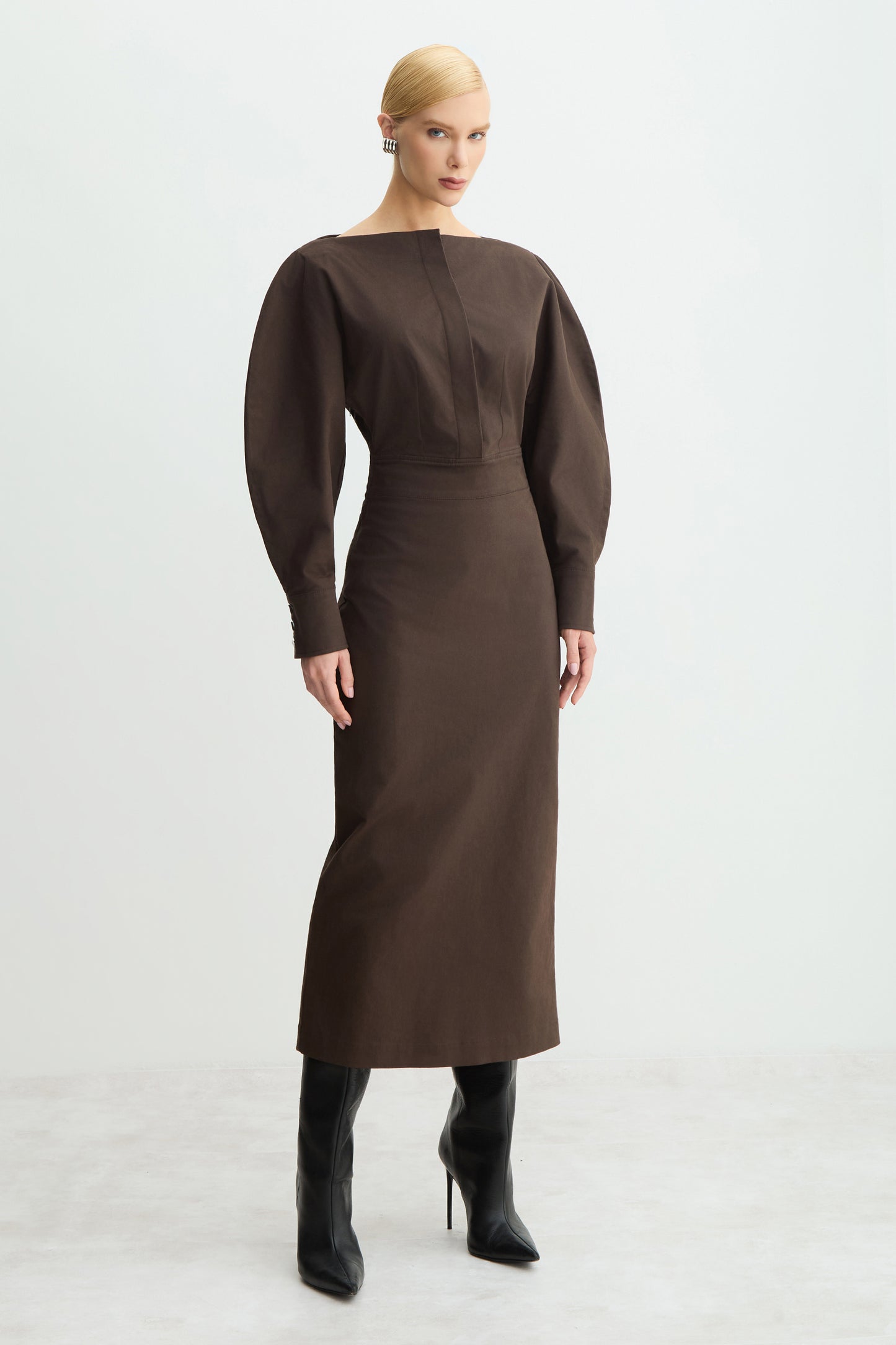 VESTIDO MIDI ESTRUTURADO MANGAS AMPLAS ARREDONDADAS MARROM DARK