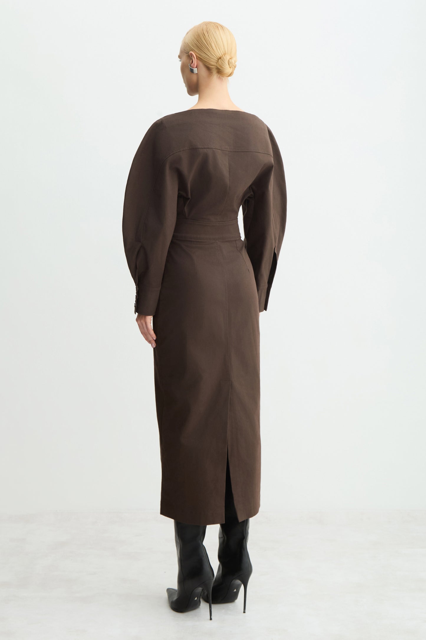 VESTIDO MIDI ESTRUTURADO MANGAS AMPLAS ARREDONDADAS MARROM DARK