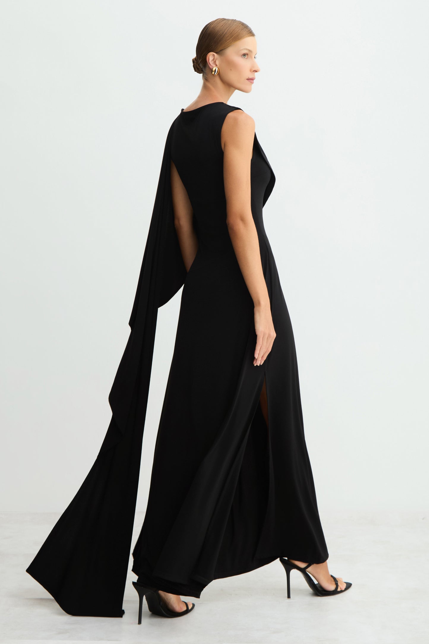 VESTIDO MIDI ALONGADO FLUIDO SOBREPOSICAO ASSIMETRICA PRETO