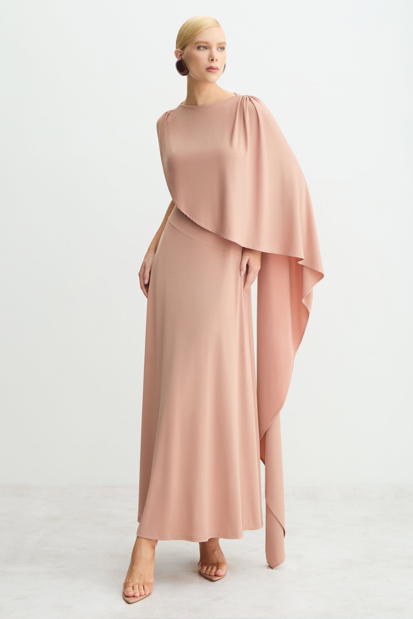 VESTIDO MIDI ALONGADO FLUIDO SOBREPOSICAO ASSIMETRICA MOCHA MOUSSE