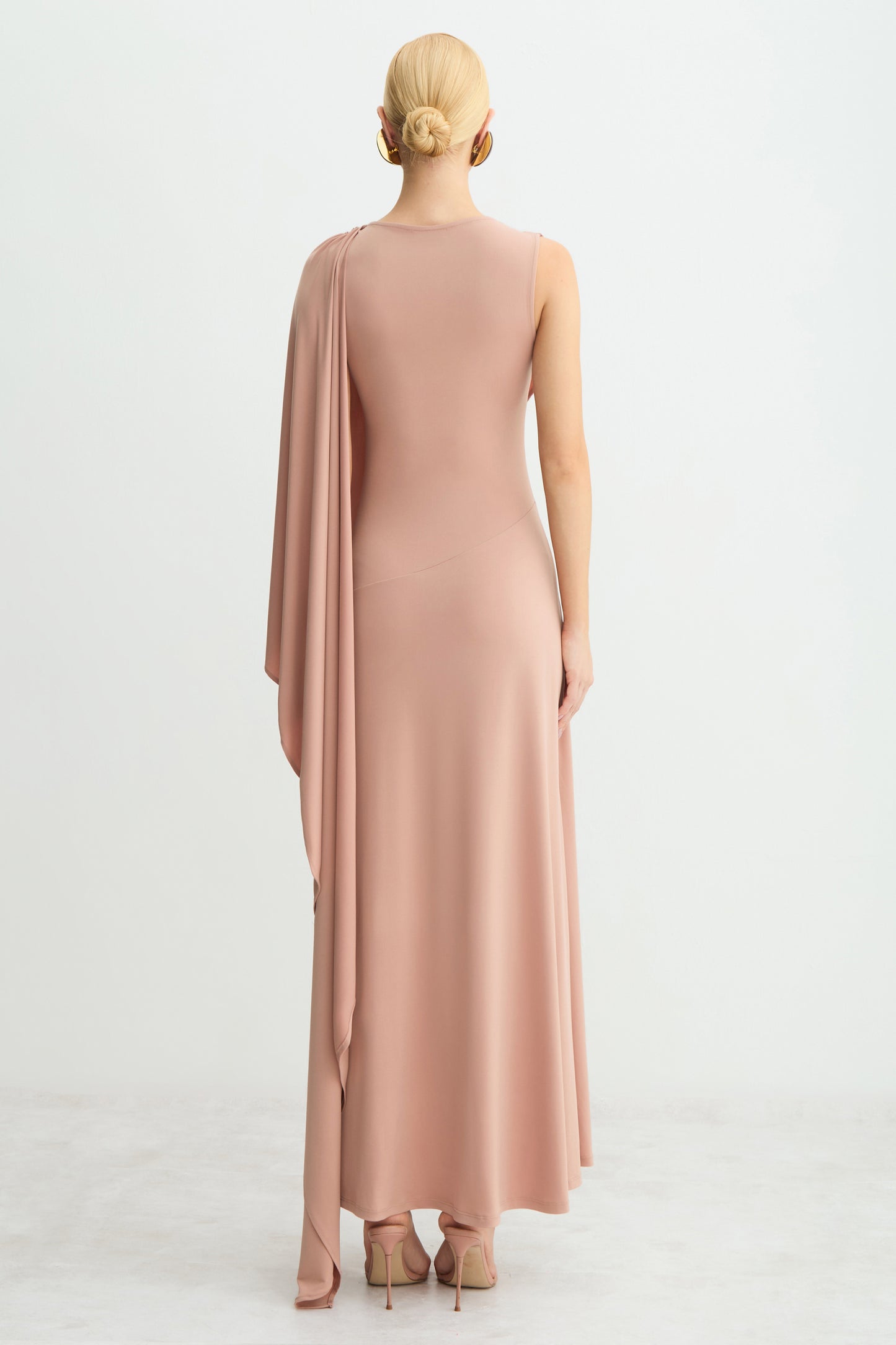 VESTIDO MIDI ALONGADO FLUIDO SOBREPOSICAO ASSIMETRICA MOCHA MOUSSE