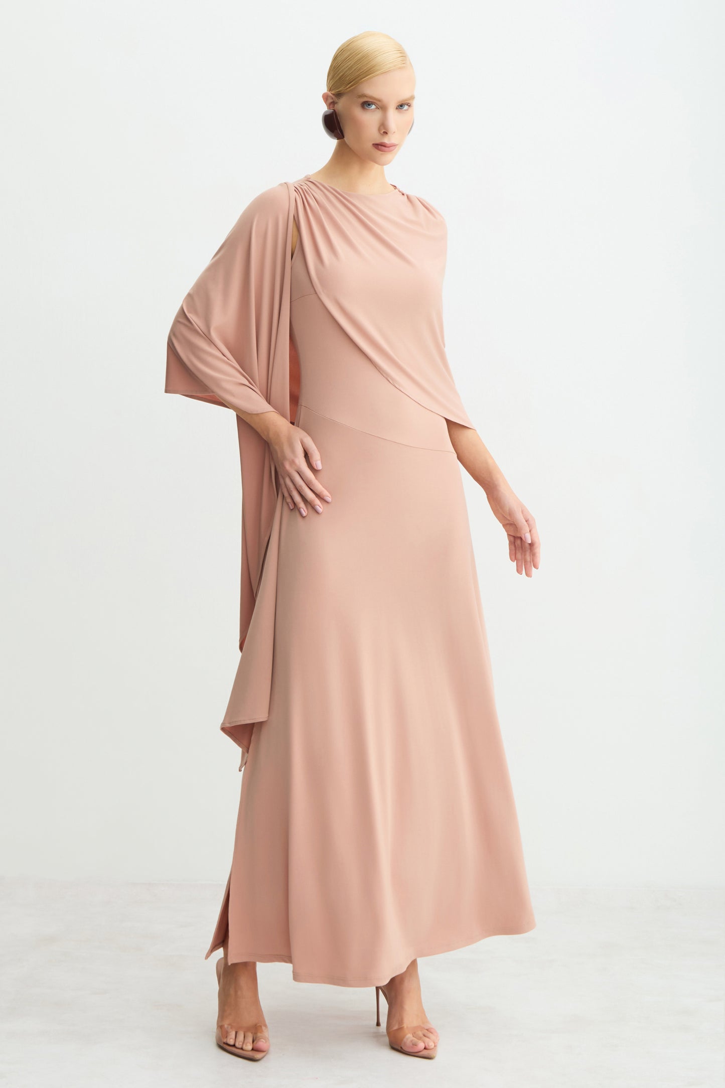 VESTIDO MIDI ALONGADO FLUIDO SOBREPOSICAO ASSIMETRICA MOCHA MOUSSE