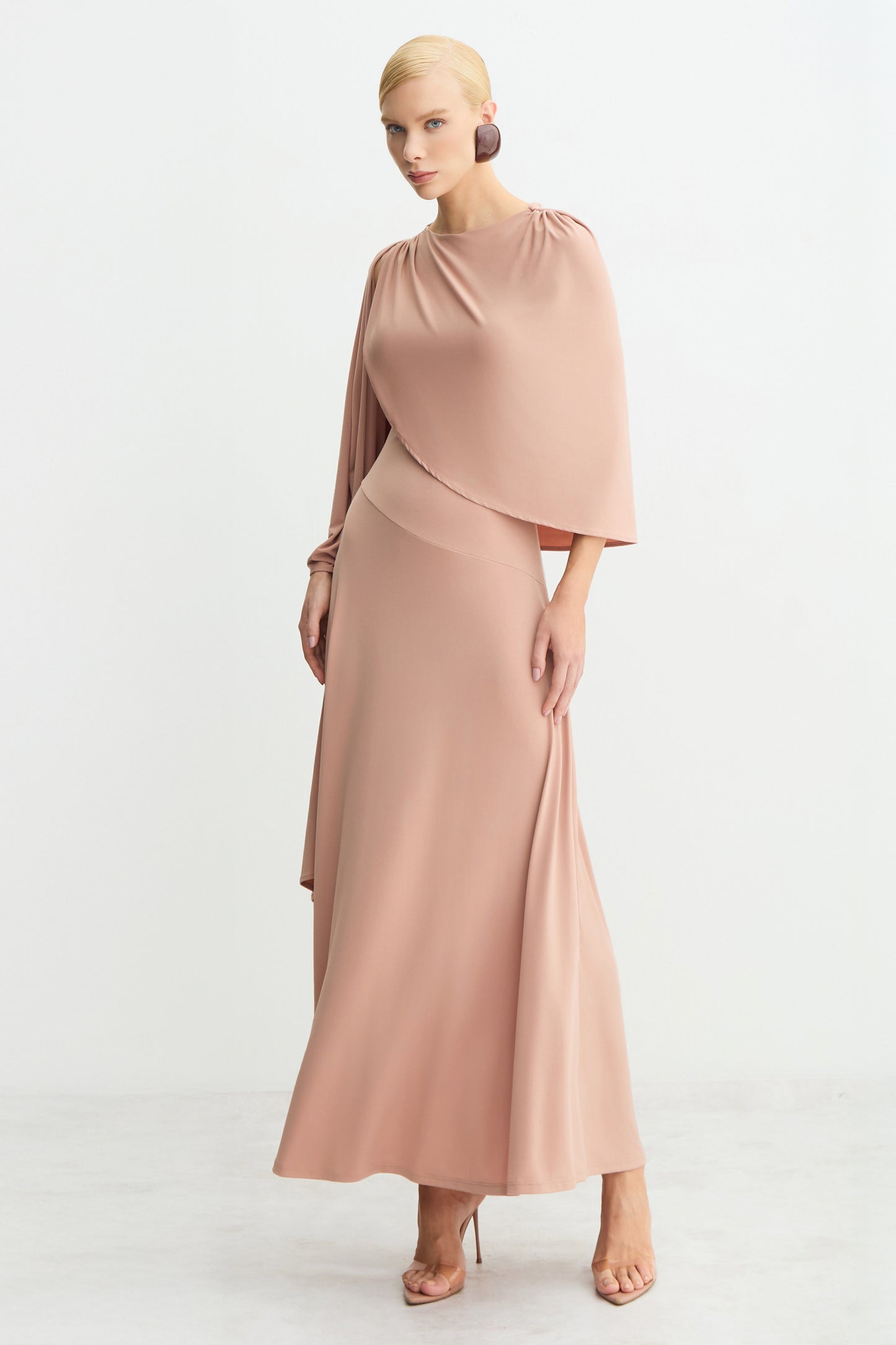 VESTIDO MIDI ALONGADO FLUIDO SOBREPOSICAO ASSIMETRICA MOCHA MOUSSE