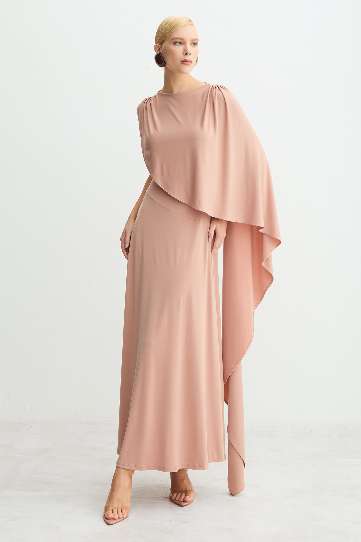 VESTIDO MIDI ALONGADO FLUIDO SOBREPOSICAO ASSIMETRICA MOCHA MOUSSE