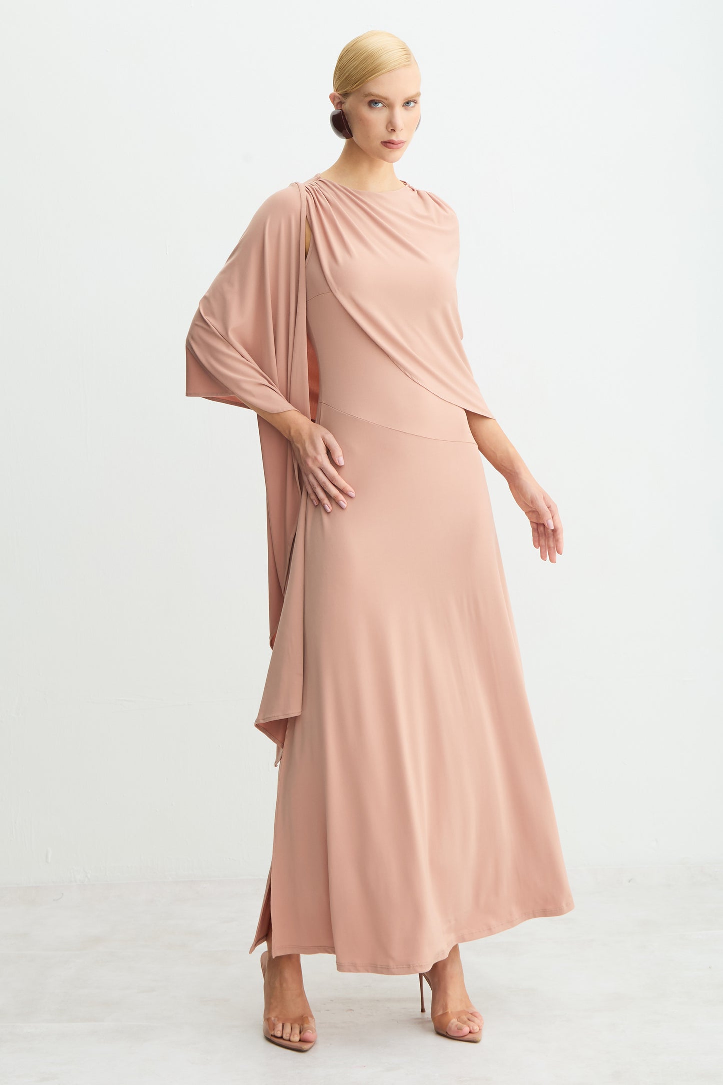 VESTIDO MIDI ALONGADO FLUIDO SOBREPOSICAO ASSIMETRICA MOCHA MOUSSE