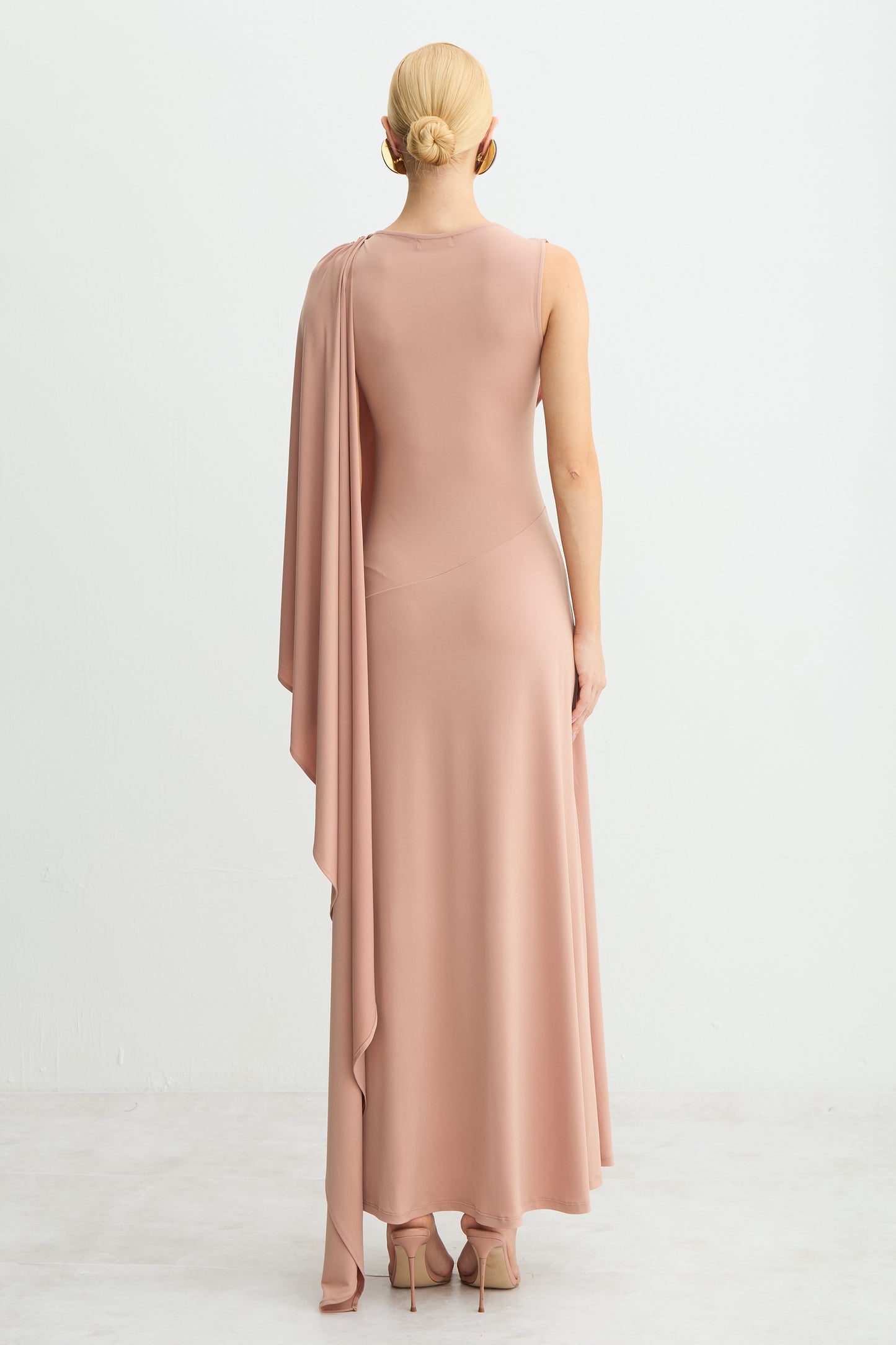 VESTIDO MIDI ALONGADO FLUIDO SOBREPOSICAO ASSIMETRICA MOCHA MOUSSE