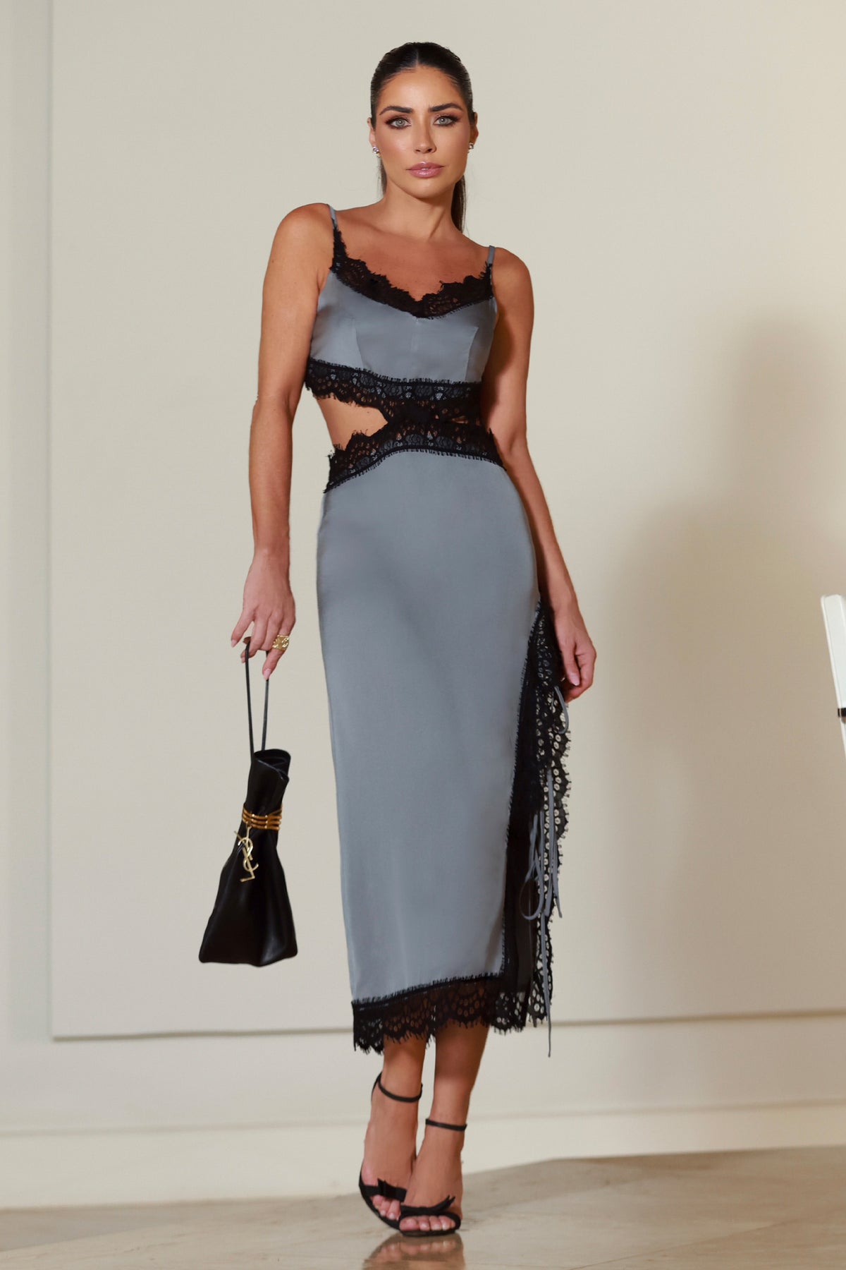 VESTIDO MIDI AMARRACAO LATERAL PERNA E COSTAS CINZA CONCRETO