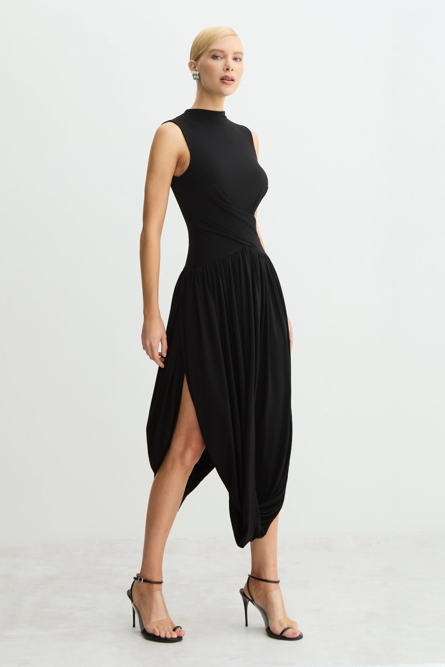 VESTIDO MIDI SOBREPOSICAO FLUIDA BUSTO BARRA BALONE PRETO