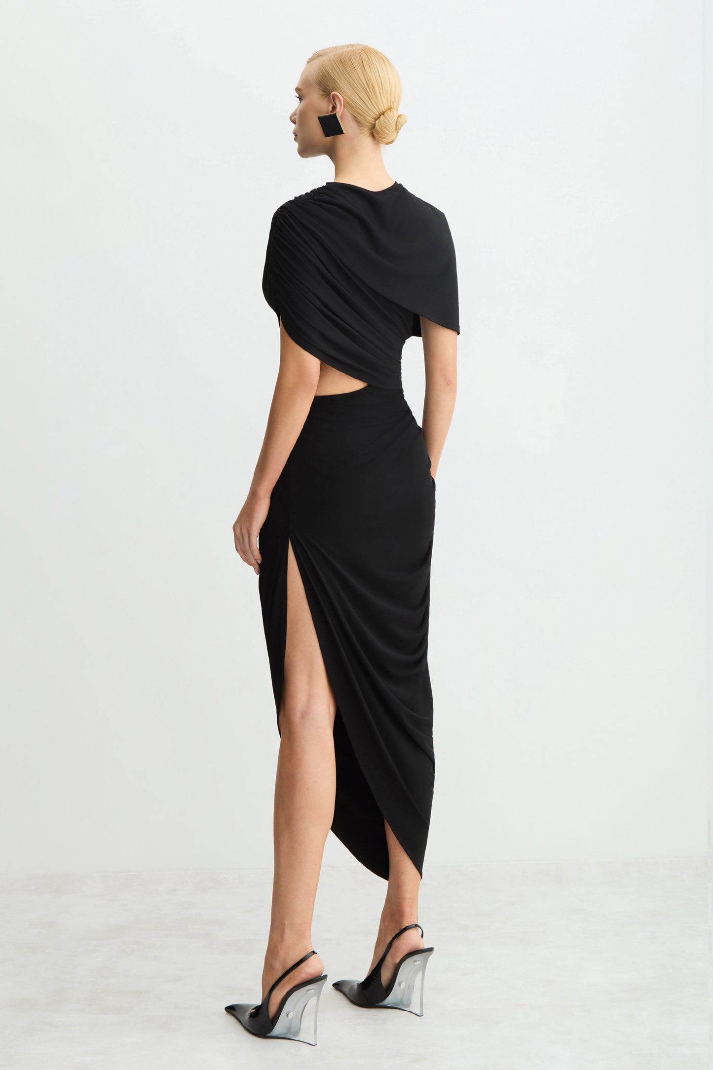 VESTIDO MIDI SOBREPOSICAO FLUIDA BUSTO BARRA BALONE PRETO
