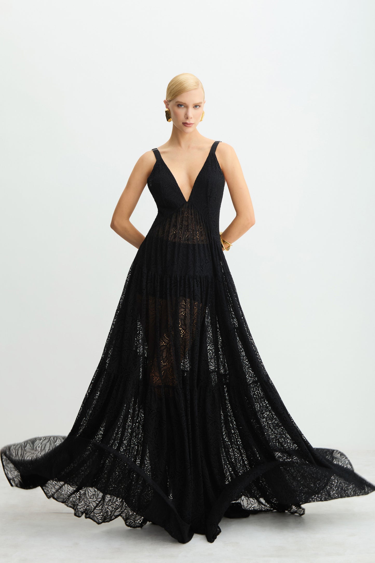 VESTIDO LONGO DECOTE V PROFUNDO EM RENDA BARRA AMPLA PRETO
