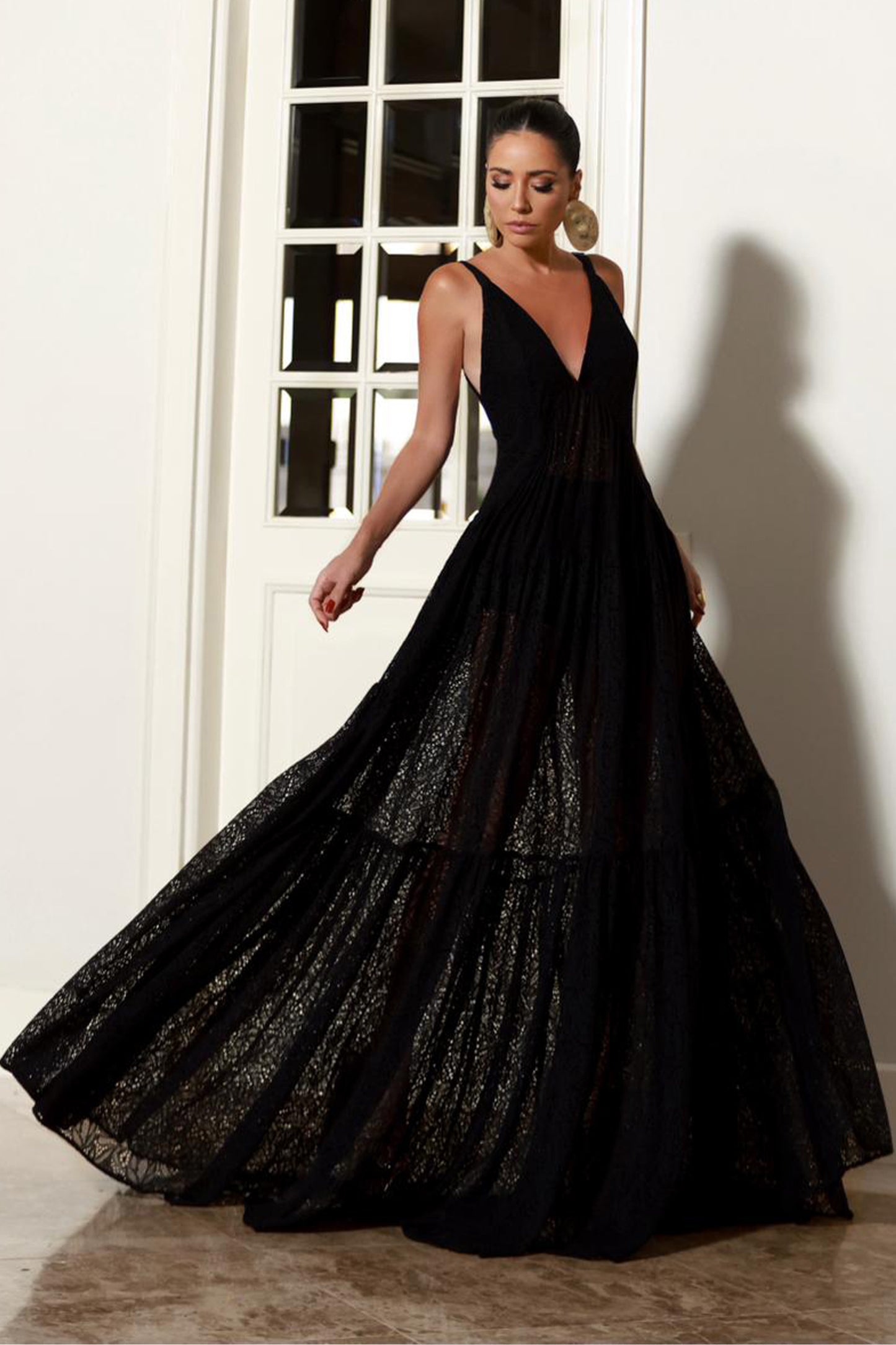 VESTIDO LONGO DECOTE V PROFUNDO EM RENDA BARRA AMPLA PRETO