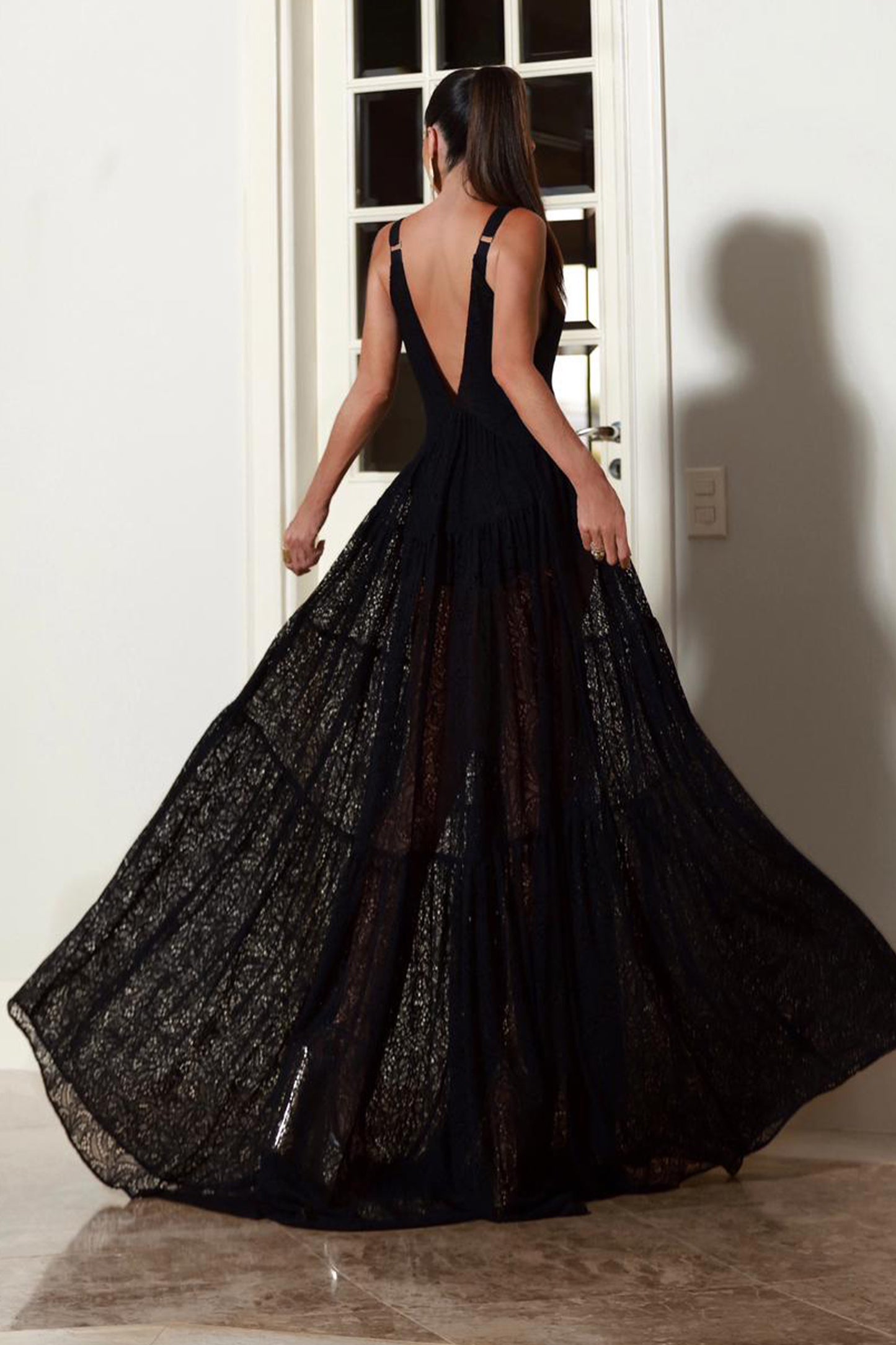 VESTIDO LONGO DECOTE V PROFUNDO EM RENDA BARRA AMPLA PRETO