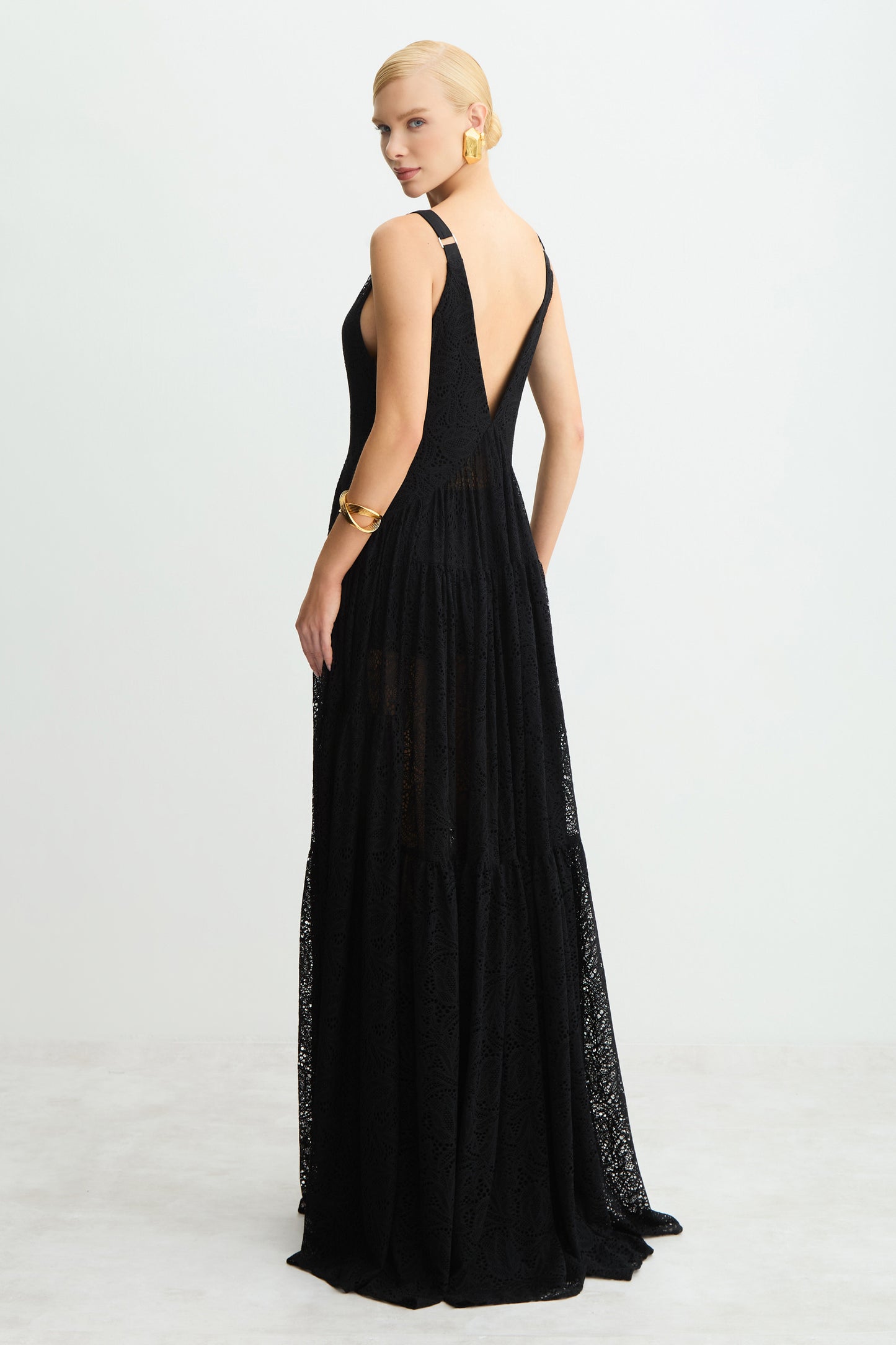 VESTIDO LONGO DECOTE V PROFUNDO EM RENDA BARRA AMPLA PRETO
