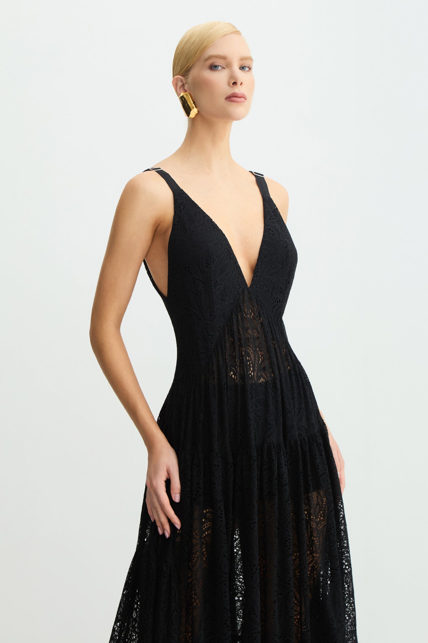 VESTIDO LONGO DECOTE V PROFUNDO EM RENDA BARRA AMPLA PRETO