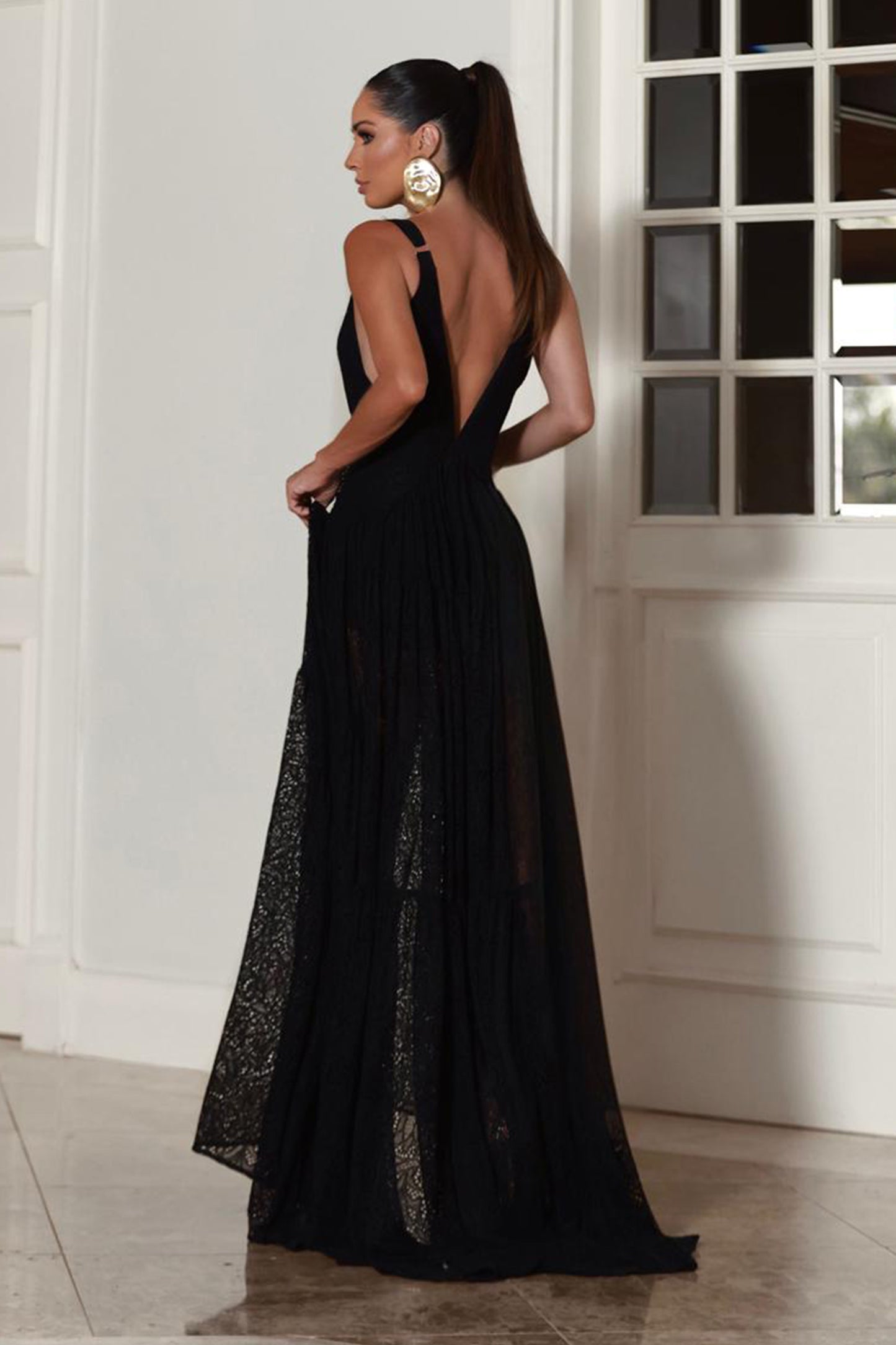 VESTIDO LONGO DECOTE V PROFUNDO EM RENDA BARRA AMPLA PRETO
