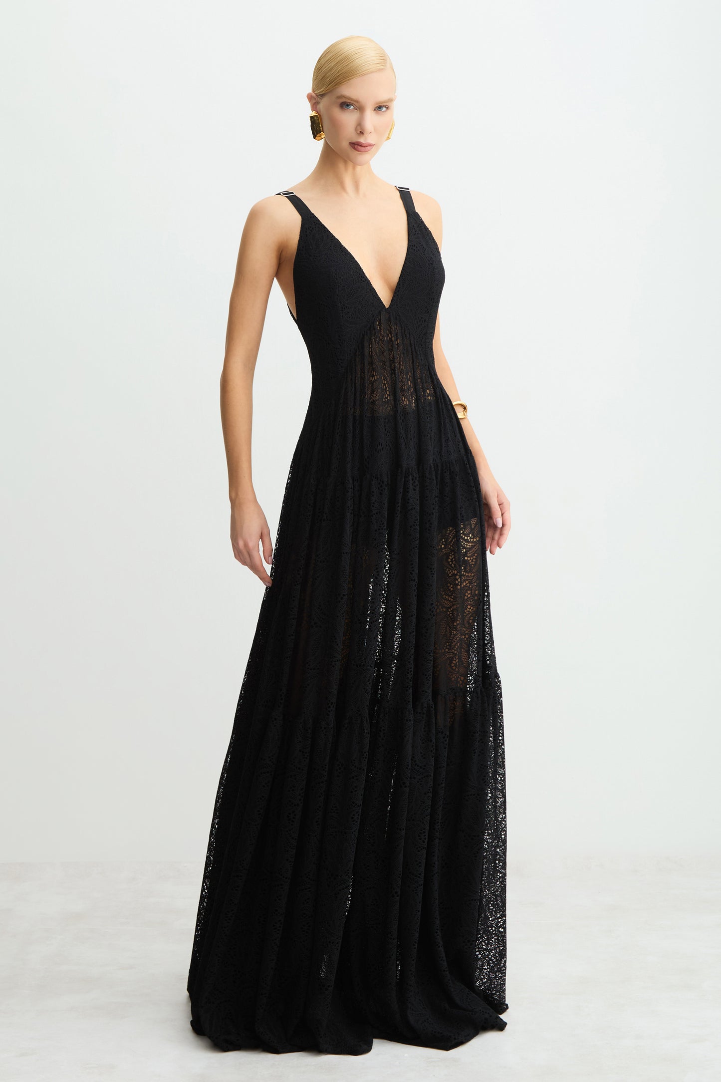 VESTIDO LONGO DECOTE V PROFUNDO EM RENDA BARRA AMPLA PRETO