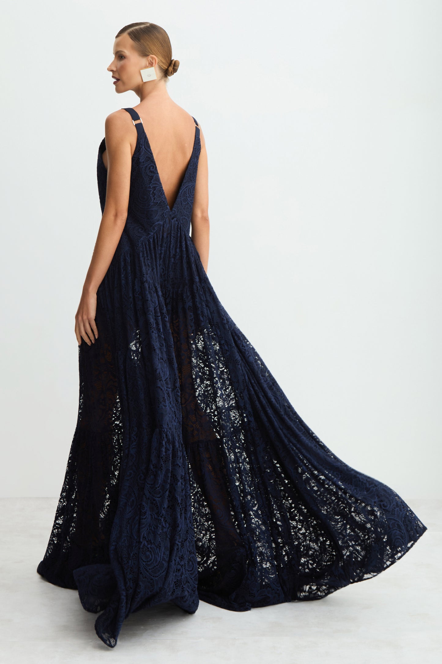 VESTIDO LONGO DECOTE V PROFUNDO EM RENDA BARRA AMPLA AZUL MARINHO