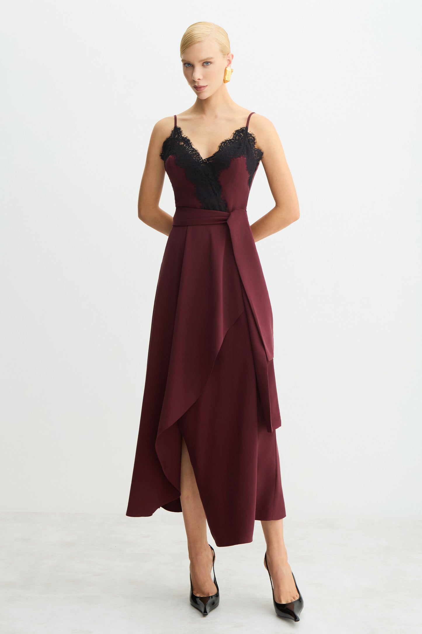 VESTIDO MIDI RENDA BUSTO COM SOBREPOSICAO SAIA VINHO