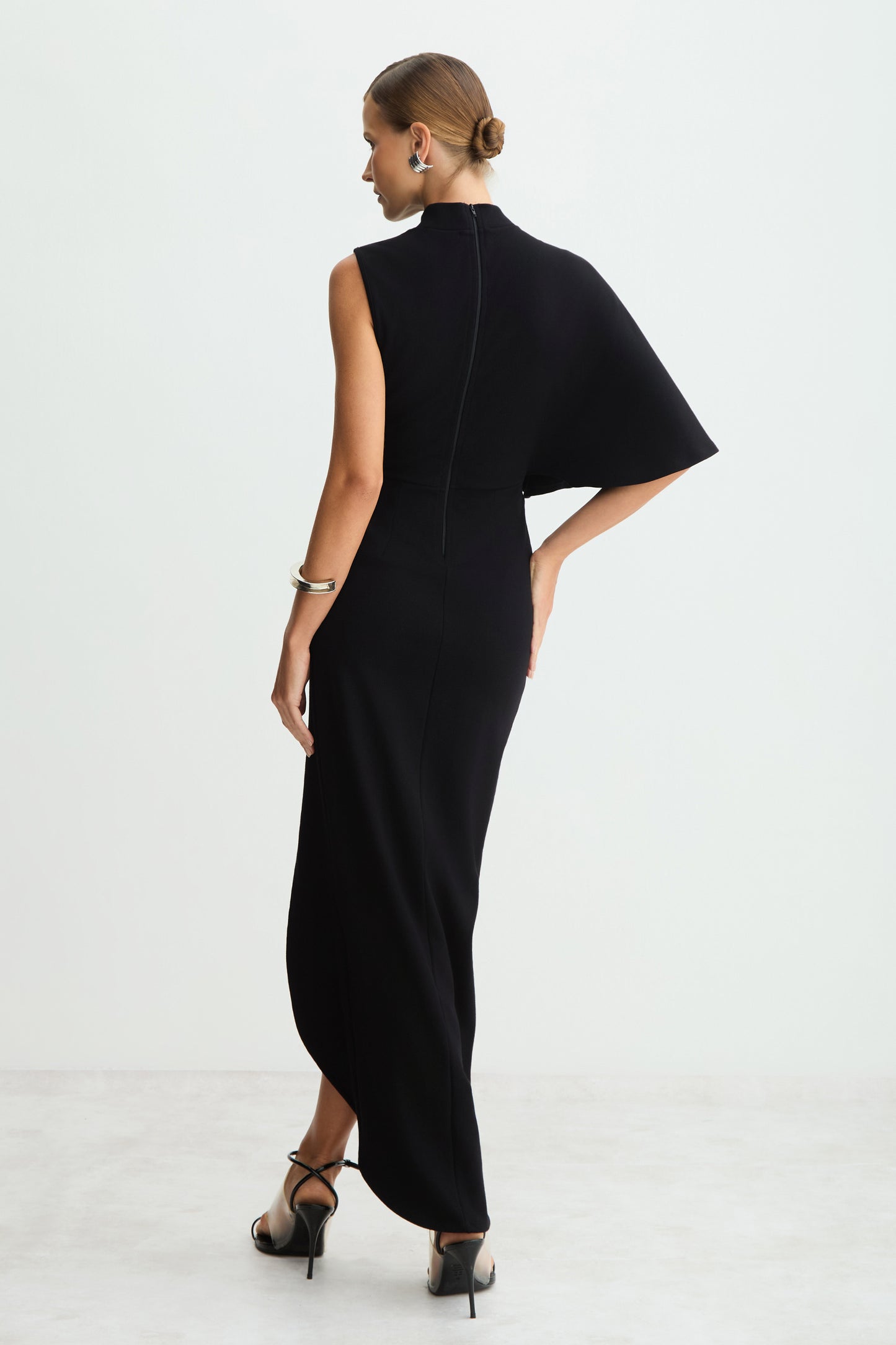 VESTIDO MIDI GOLA ALTA ABERTURA FRONTAL COM FRANZIDOS PRETO