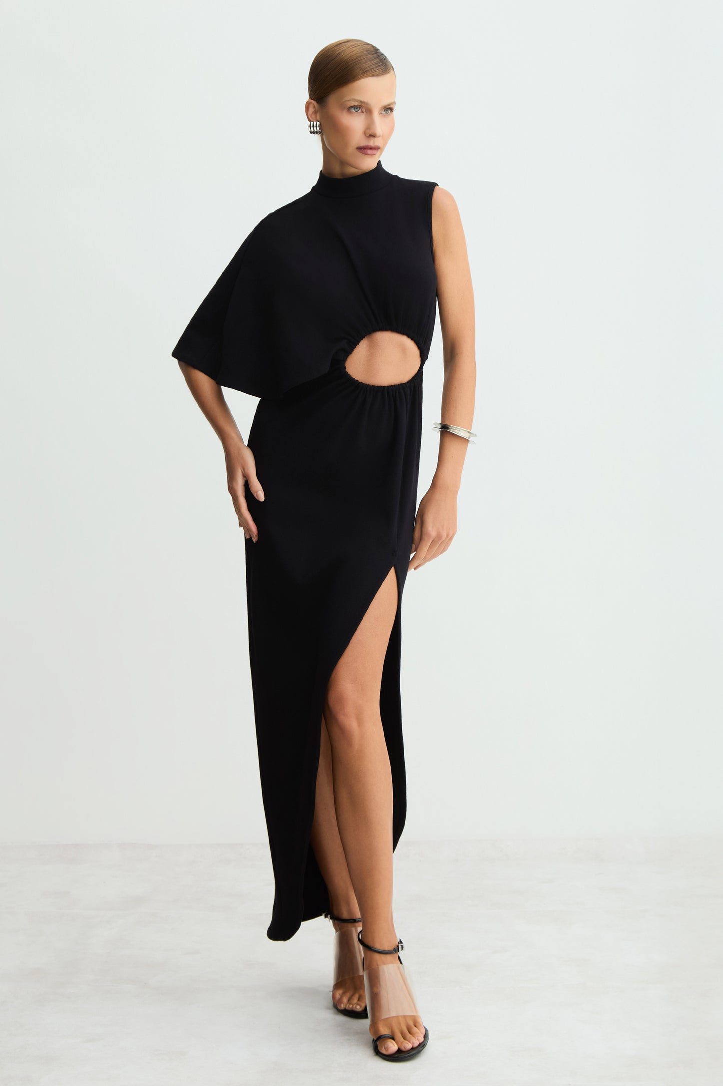 VESTIDO MIDI GOLA ALTA ABERTURA FRONTAL COM FRANZIDOS PRETO