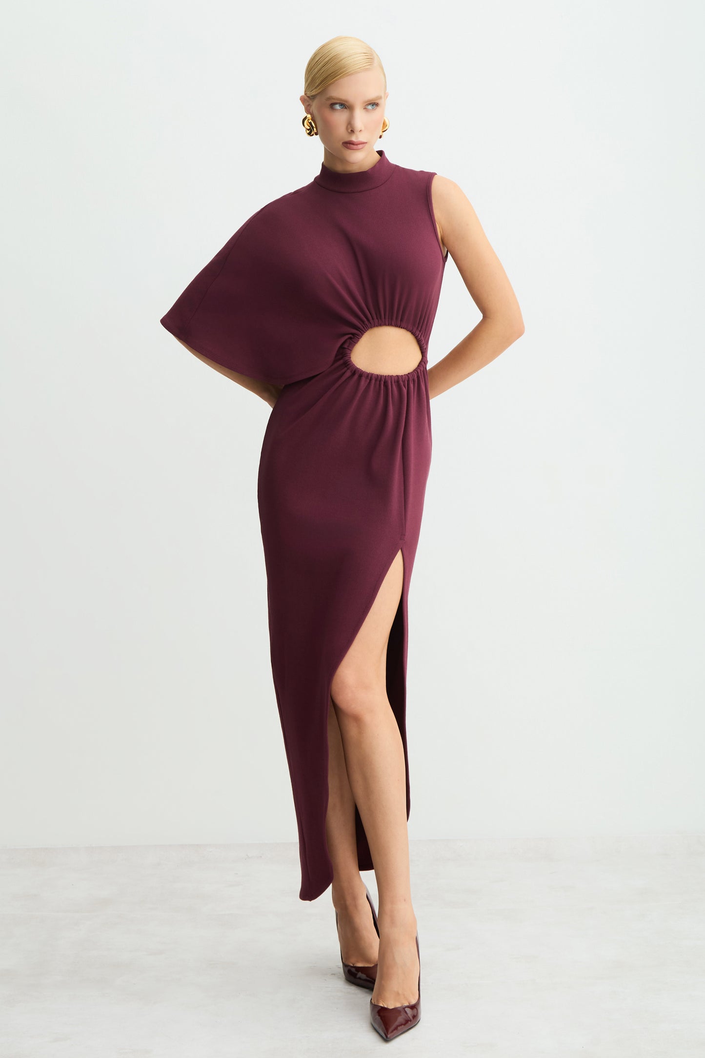 VESTIDO MIDI GOLA ALTA ABERTURA FRONTAL COM FRANZIDOS VINHO