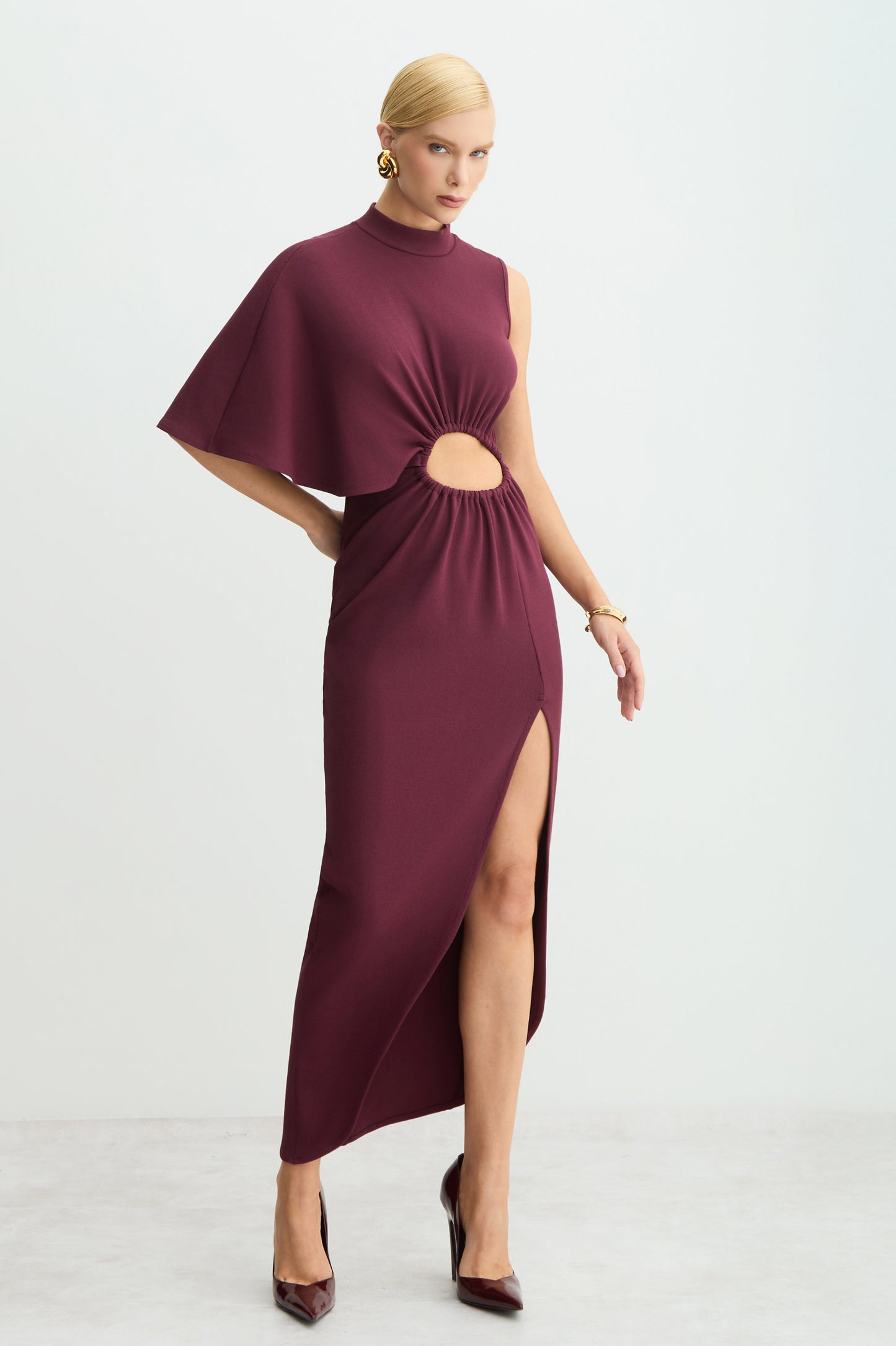VESTIDO MIDI GOLA ALTA ABERTURA FRONTAL COM FRANZIDOS VINHO