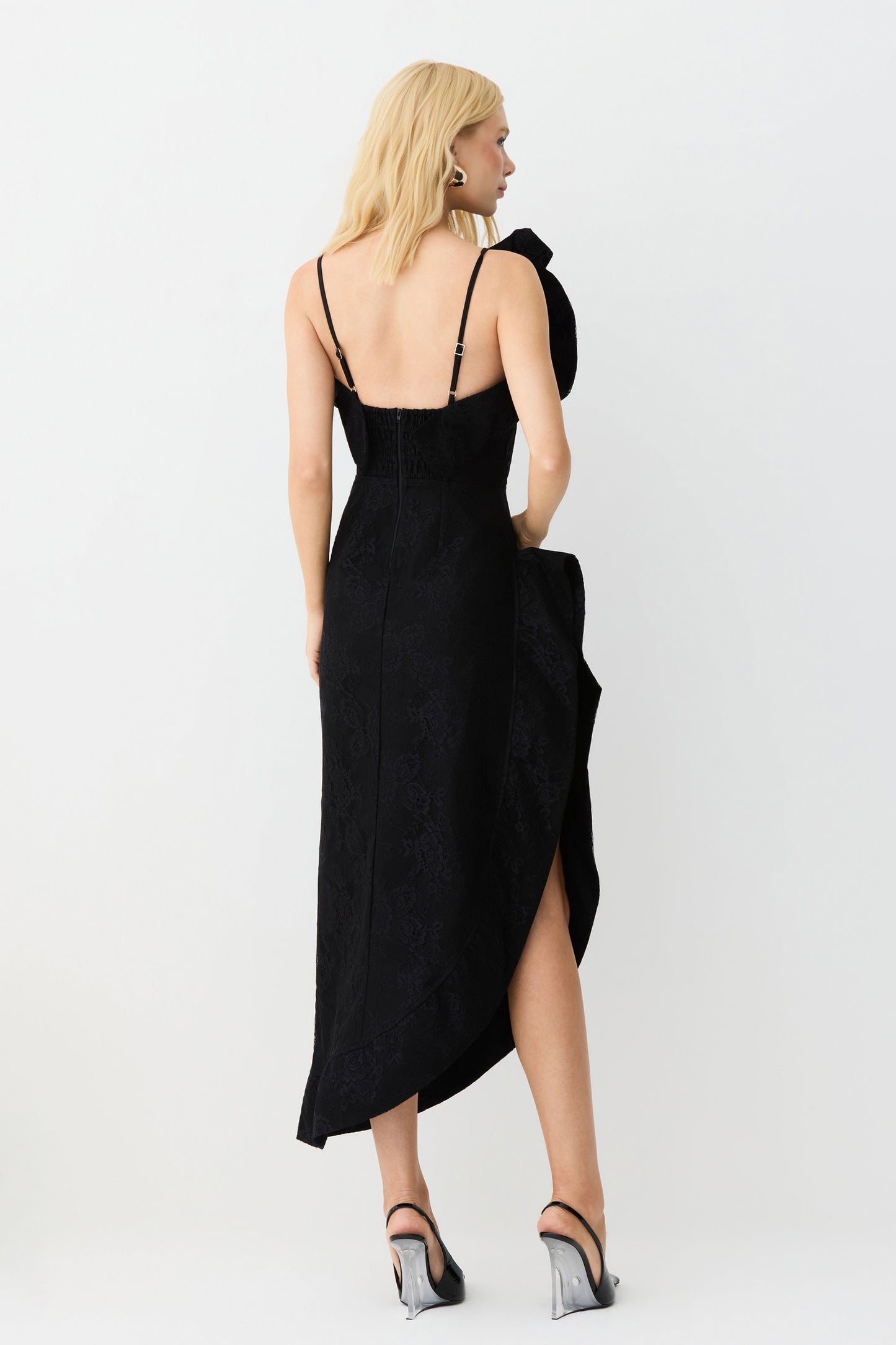 VESTIDO MIDI COM VOLUME ESTRUTURADO DECOTE E LATERAL PRETO