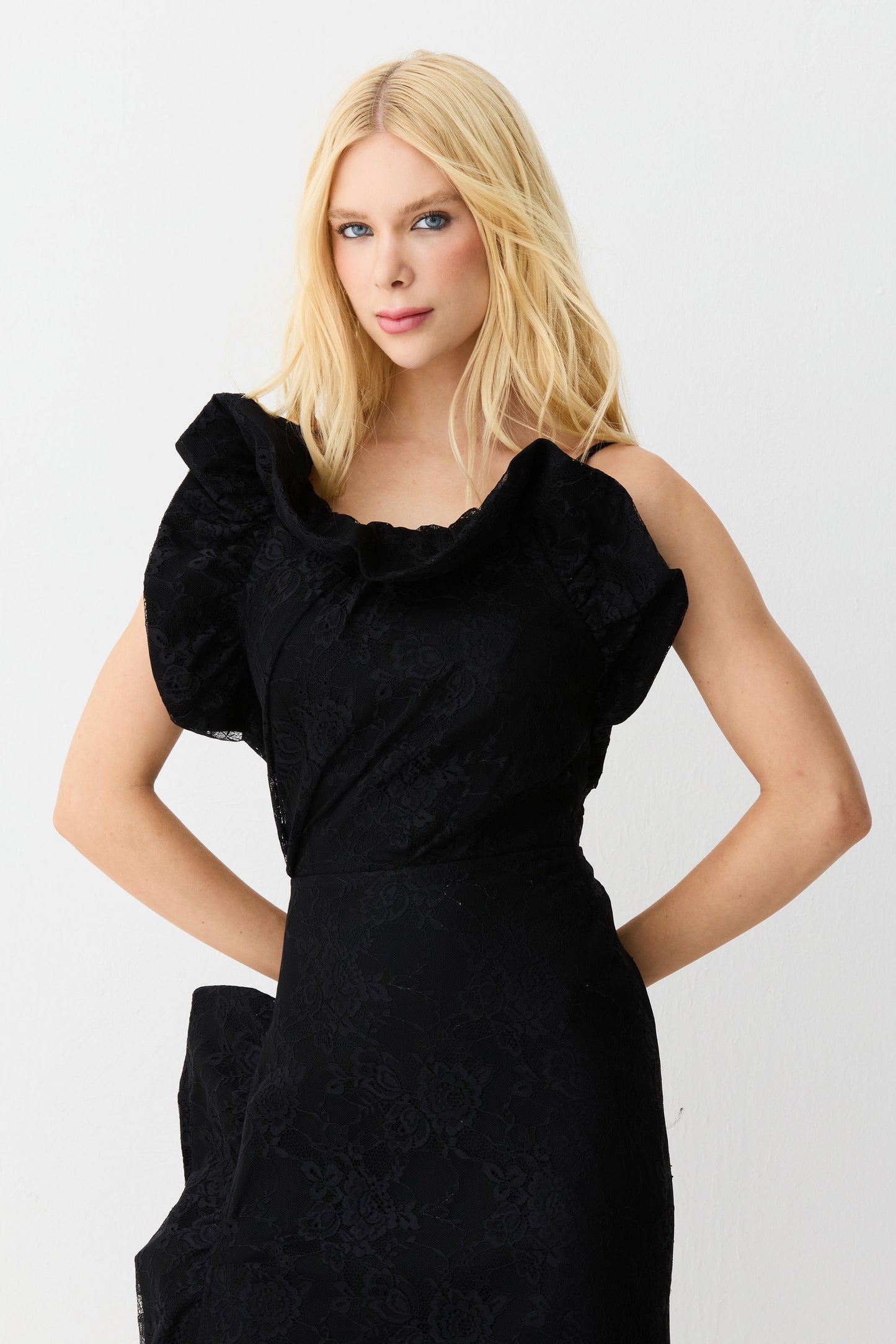 VESTIDO MIDI COM VOLUME ESTRUTURADO DECOTE E LATERAL PRETO
