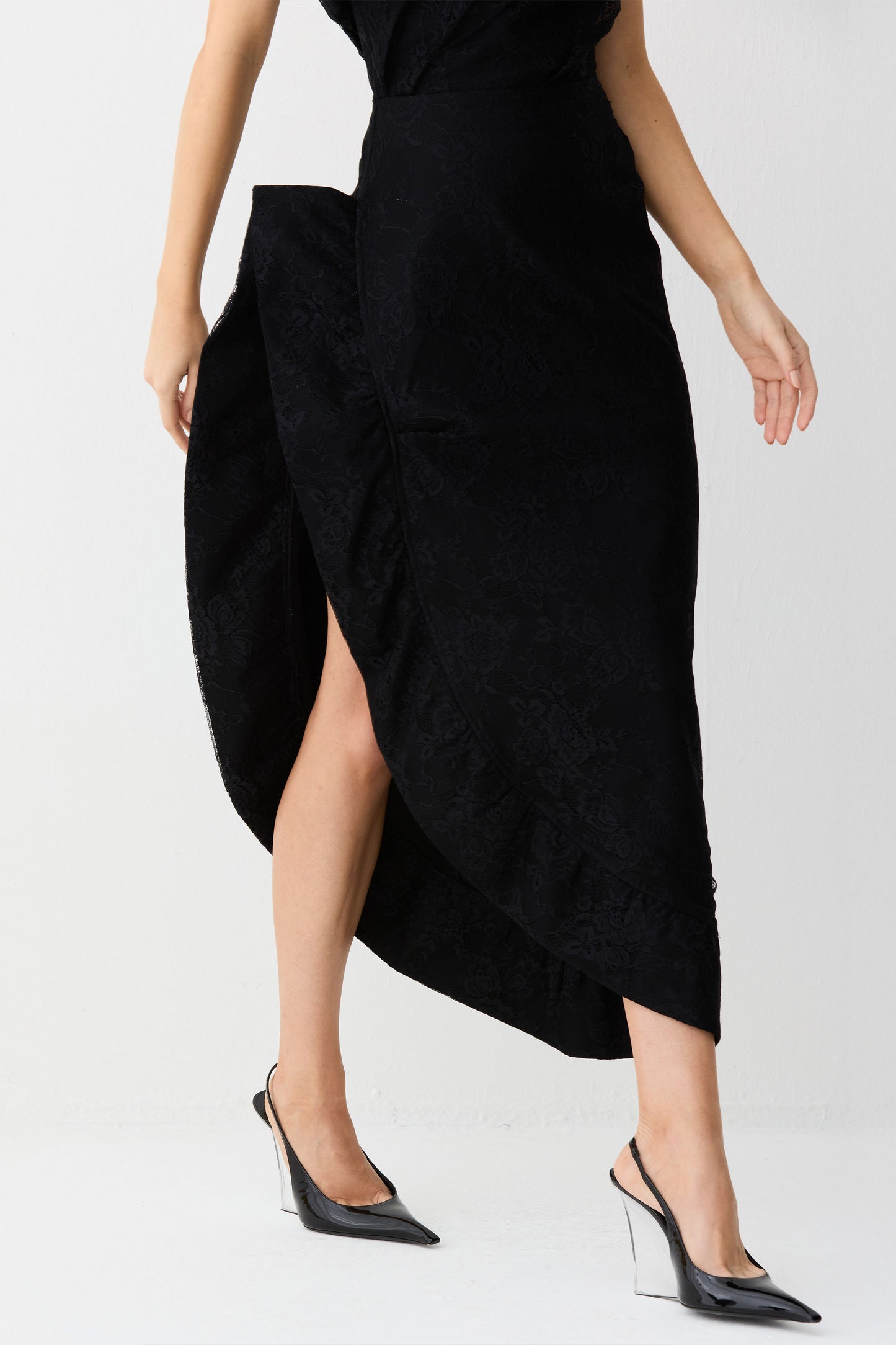 VESTIDO MIDI COM VOLUME ESTRUTURADO DECOTE E LATERAL PRETO