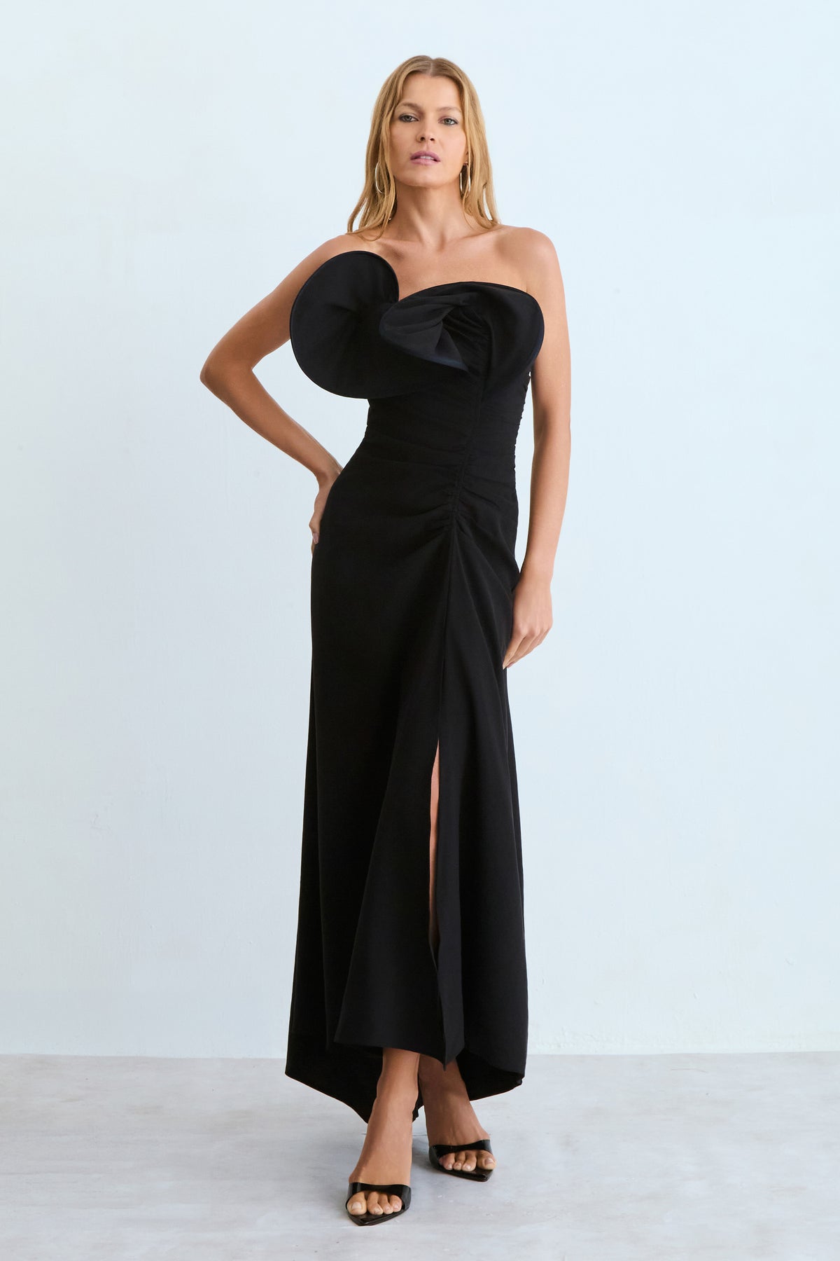 VESTIDO MIDI DECOTE ASSIMETRICO ESTRUTURADO PRETO