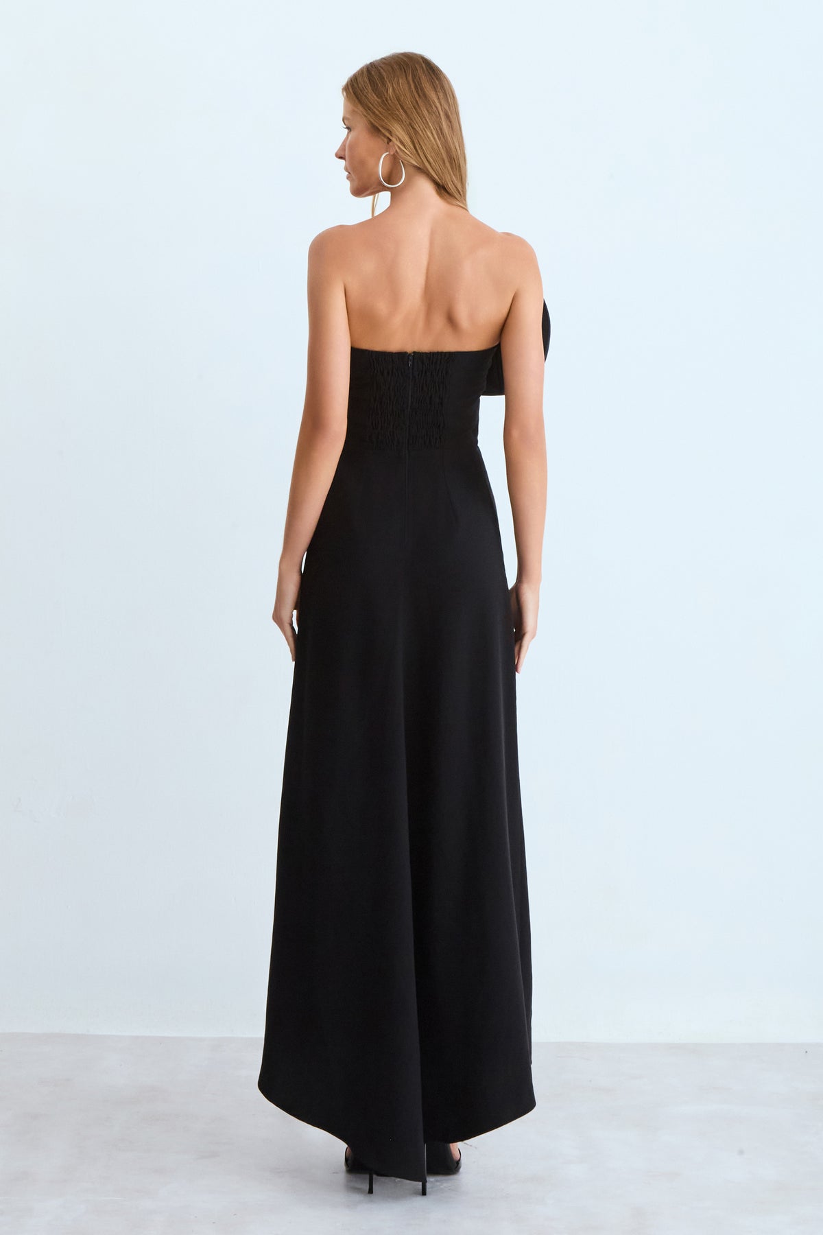 VESTIDO MIDI DECOTE ASSIMETRICO ESTRUTURADO PRETO
